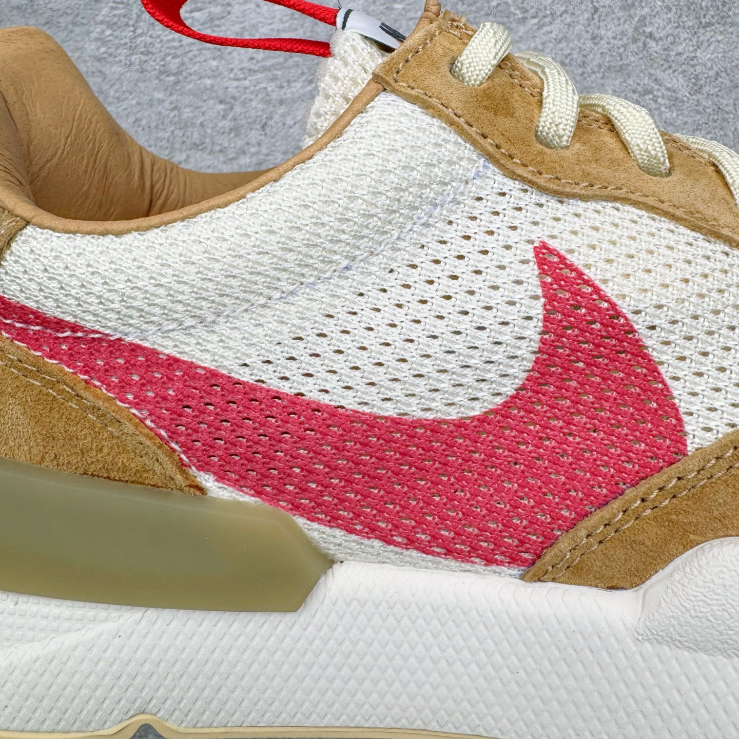 图片[11]-＃纯原 Tom Sachs x NK Craft Mars Yard Shoe 3.0舒适百搭防滑耐磨低帮生活休闲鞋 宇航员联名 米棕色 IF2885-100 鞋身设计各位都已经很熟悉了，整体依然采用网眼打造，搭配棕色麂皮拼接打造，侧面赋予红色Swoosh点缀。辨识度拉满！此外经典的鞋舌/后跟红色警示提环元素也得以保留，与Swoosh完美呼应。鞋身相比于2.0本次对鞋身功能性进行了不少升级，包含前后TPU支撑、中底碳纤维板等等。鞋舌内侧标签部分带有Tom Sachs签名以及3.0等字样，表面鞋款特殊身份。鞋垫部分也带有特殊的细节图案，依然是熟悉的手绘风格。实拍调校N版已经零色差零失真 百分百还原实物色彩所见即所得 不存在货不对板色差等低级问题 选购参考实物拍摄 不混卖不参货 只用心做好货严格选品 承诺混一赔十 尺码：36 36.5 37.5 38 38.5 39 40 40.5 41 42 42.5 43 44 44.5 45 46-选品中心