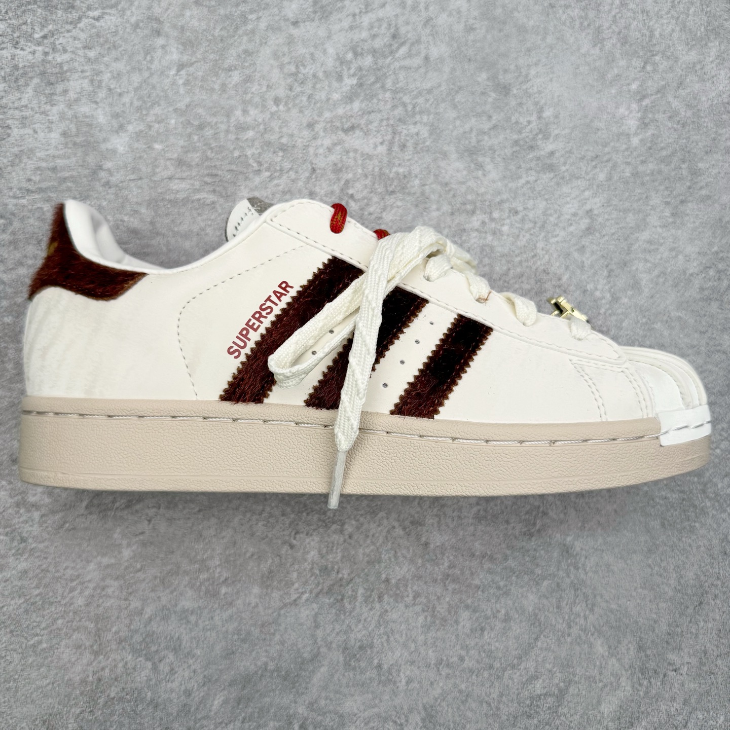 AD Originals Superstar 经典复古贝壳头板鞋 KJ6293 诞生于1969年 是第一双将全皮面鞋 身与橡胶鞋头结合在一起的低帮篮球鞋 Superstar最开始 是作为高帮篮球鞋Pro Model的低帮版本而出现的 但因为其独特和醒目的橡胶鞋头造型而让大家熟知 被大家形象地称为\\\