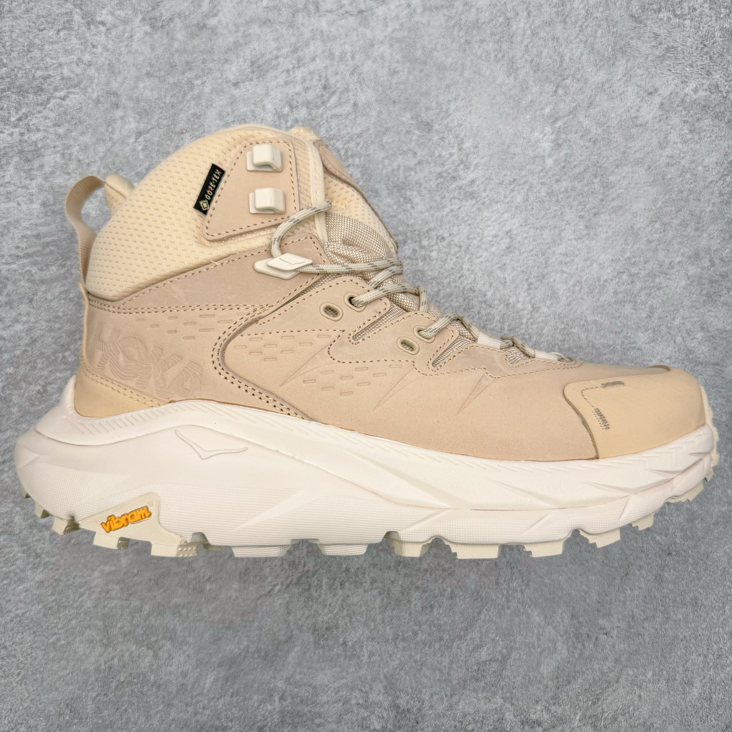 ＃纯原福利 HOKA ONE ONE Kaha 2 GTX 耐磨減震高帮户外功能运动鞋 具有品着的重量与坐垫比 可提供顶级性能和顶级毛绒 这款低帮徒步旅行者采用带 SwallowTail™ 几何形状的HUBBLE® 鞋跟进行了更新 配备带牵引凸耳的 Vibram® Megagrip 以增加地面接触 这款开创性款式精心制作 采用GORE-TEX 鞋类面料和再生纺织品 尺码：40 40.5 41 42 42.5 43 44 44.5 45 46-选品中心