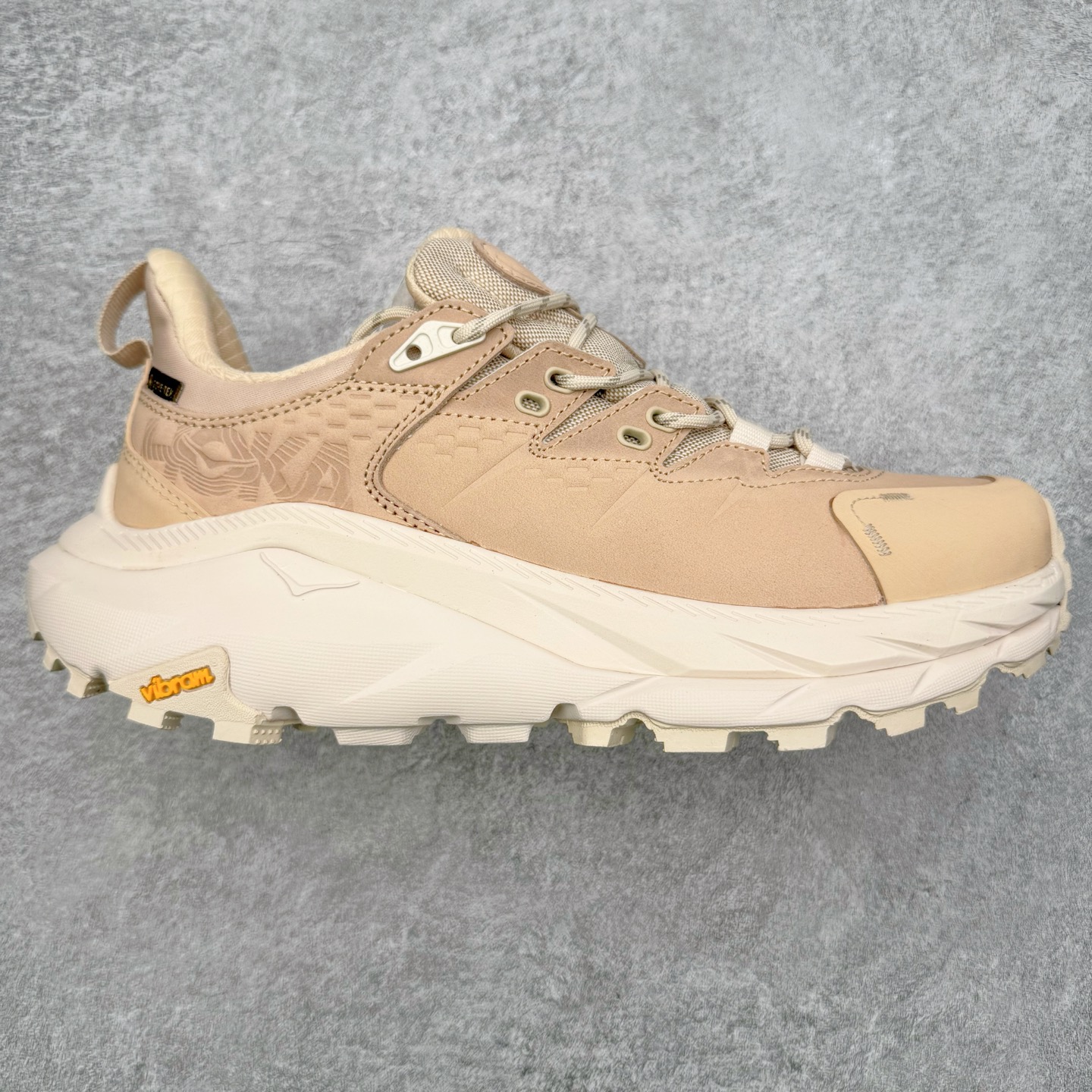 ＃纯原福利 HOKA ONE ONE Kaha 2 GTX 耐磨減震低帮户外功能运动鞋 具有品着的重量与坐垫比 可提供顶级性能和顶级毛绒 这款低帮徒步旅行者采用带 SwallowTail™ 几何形状的HUBBLE® 鞋跟进行了更新 配备带牵引凸耳的 Vibram® Megagrip 以增加地面接触 这款开创性款式精心制作 采用GORE-TEX 鞋类面料和再生纺织品 尺码：40 40.5 41 42 42.5 43 44 44.5 45 46-选品中心