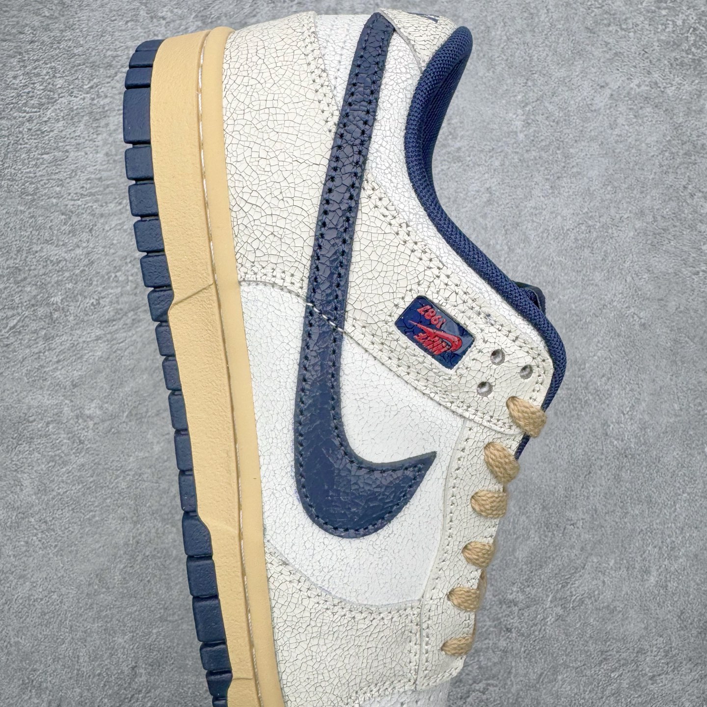 图片[6]-＃YC纯原 Stranger Things x NK Dunk Low SP舒适百搭 低帮 板鞋 男女同款 联名灰蓝色 IH6766-001 实力大厂出品 新配色陆续开发 利润个位数只为口碑 全套原纸板楦头开发 确保原汁原味 完美呈现DUNK版型 一比一鞋头弧度高度鞋身弧度 此版本只针对中端市场 皮料材质有所更替 其他数据细节工艺流程均保持一致 绝不口嗨 细节品控鞋型随意对比 独家私模官方第六代原厂航空铝磨具打磨大底 鞋头坡度极致还原 无解鞋型 原盒原配 圈内天花板工艺 原厂玻璃冲刀 超高清洁度 全鞋零毛边皮料切割 原厂中底布点胶 中底布拉帮走线遵循公司 尺码：36 36.5 37.5 38 38.5 39 40 40.5 41 42 42.5 43 44 44.5 45 46-选品中心