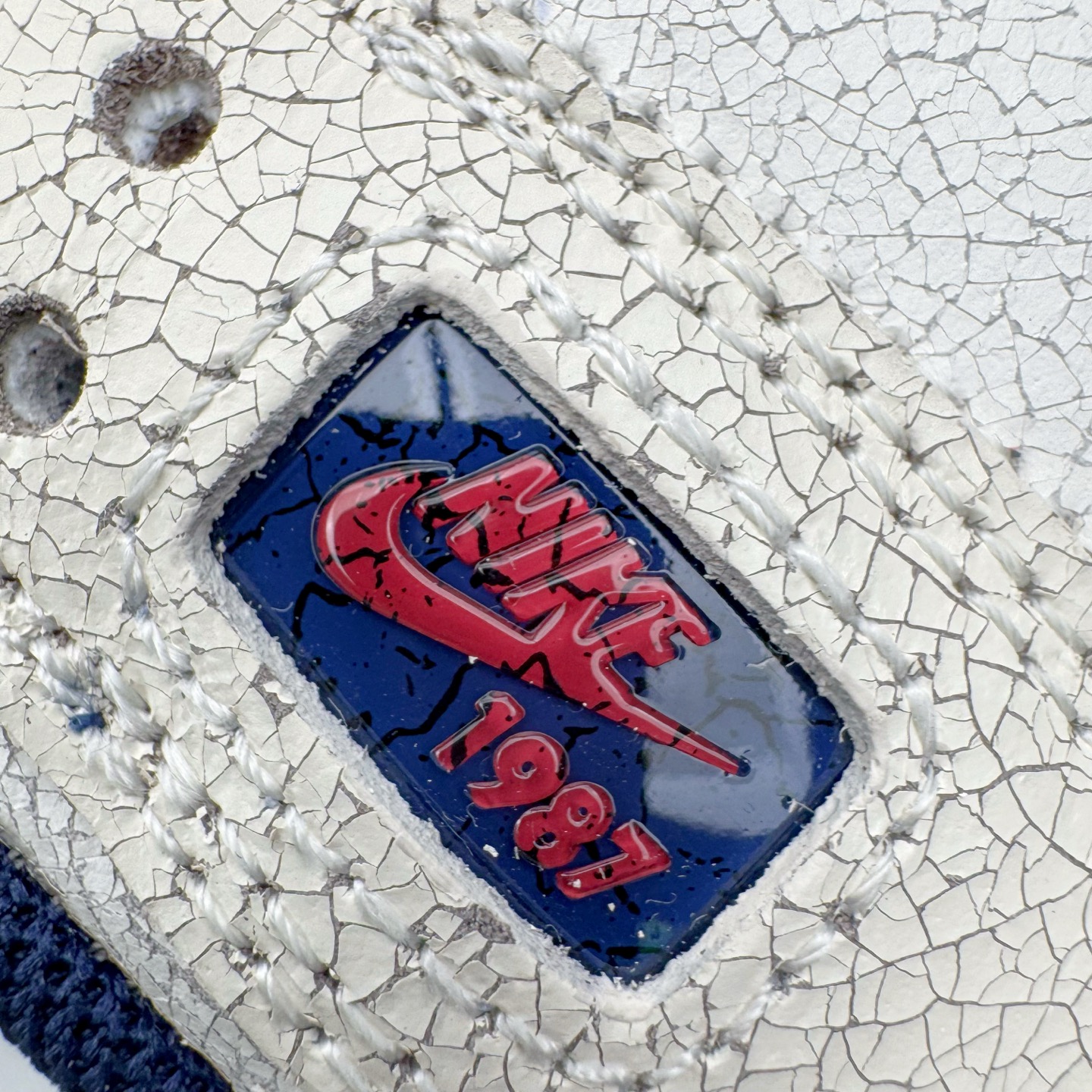 图片[14]-＃YC纯原 Stranger Things x NK Dunk Low SP舒适百搭 低帮 板鞋 男女同款 联名灰蓝色 IH6766-001 实力大厂出品 新配色陆续开发 利润个位数只为口碑 全套原纸板楦头开发 确保原汁原味 完美呈现DUNK版型 一比一鞋头弧度高度鞋身弧度 此版本只针对中端市场 皮料材质有所更替 其他数据细节工艺流程均保持一致 绝不口嗨 细节品控鞋型随意对比 独家私模官方第六代原厂航空铝磨具打磨大底 鞋头坡度极致还原 无解鞋型 原盒原配 圈内天花板工艺 原厂玻璃冲刀 超高清洁度 全鞋零毛边皮料切割 原厂中底布点胶 中底布拉帮走线遵循公司 尺码：36 36.5 37.5 38 38.5 39 40 40.5 41 42 42.5 43 44 44.5 45 46-选品中心