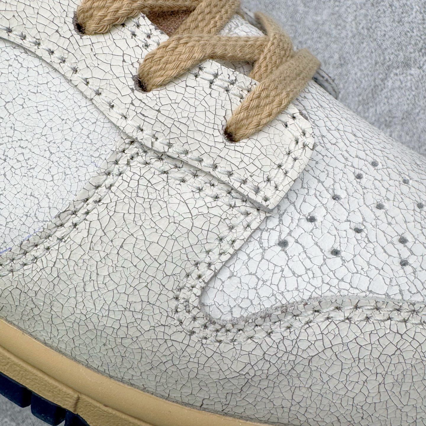 图片[12]-＃YC纯原 Stranger Things x NK Dunk Low SP舒适百搭 低帮 板鞋 男女同款 联名灰蓝色 IH6766-001 实力大厂出品 新配色陆续开发 利润个位数只为口碑 全套原纸板楦头开发 确保原汁原味 完美呈现DUNK版型 一比一鞋头弧度高度鞋身弧度 此版本只针对中端市场 皮料材质有所更替 其他数据细节工艺流程均保持一致 绝不口嗨 细节品控鞋型随意对比 独家私模官方第六代原厂航空铝磨具打磨大底 鞋头坡度极致还原 无解鞋型 原盒原配 圈内天花板工艺 原厂玻璃冲刀 超高清洁度 全鞋零毛边皮料切割 原厂中底布点胶 中底布拉帮走线遵循公司 尺码：36 36.5 37.5 38 38.5 39 40 40.5 41 42 42.5 43 44 44.5 45 46-选品中心