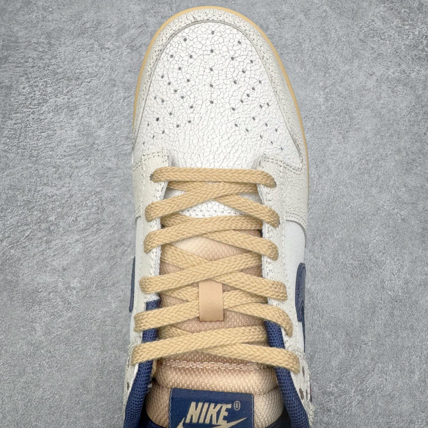 图片[4]-＃YC纯原 Stranger Things x NK Dunk Low SP舒适百搭 低帮 板鞋 男女同款 联名灰蓝色 IH6766-001 实力大厂出品 新配色陆续开发 利润个位数只为口碑 全套原纸板楦头开发 确保原汁原味 完美呈现DUNK版型 一比一鞋头弧度高度鞋身弧度 此版本只针对中端市场 皮料材质有所更替 其他数据细节工艺流程均保持一致 绝不口嗨 细节品控鞋型随意对比 独家私模官方第六代原厂航空铝磨具打磨大底 鞋头坡度极致还原 无解鞋型 原盒原配 圈内天花板工艺 原厂玻璃冲刀 超高清洁度 全鞋零毛边皮料切割 原厂中底布点胶 中底布拉帮走线遵循公司 尺码：36 36.5 37.5 38 38.5 39 40 40.5 41 42 42.5 43 44 44.5 45 46-选品中心