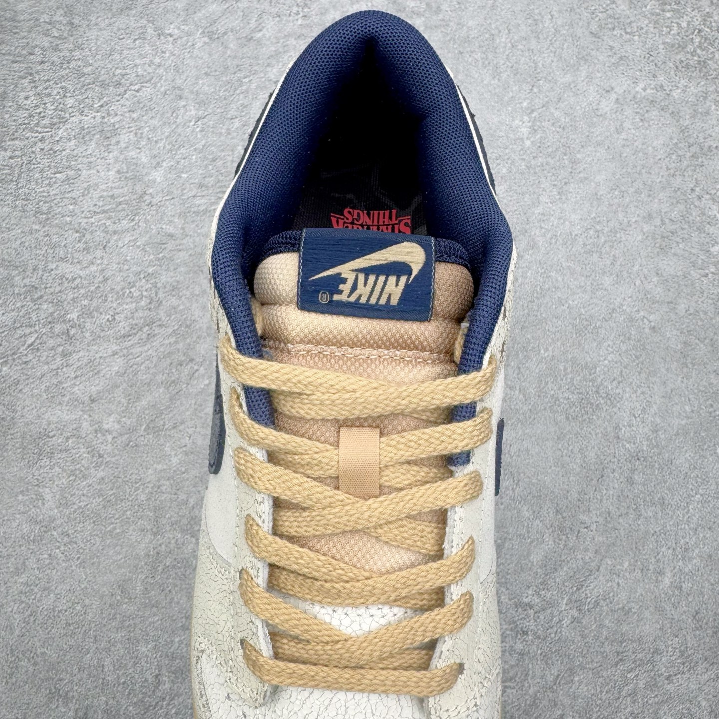 图片[5]-＃YC纯原 Stranger Things x NK Dunk Low SP舒适百搭 低帮 板鞋 男女同款 联名灰蓝色 IH6766-001 实力大厂出品 新配色陆续开发 利润个位数只为口碑 全套原纸板楦头开发 确保原汁原味 完美呈现DUNK版型 一比一鞋头弧度高度鞋身弧度 此版本只针对中端市场 皮料材质有所更替 其他数据细节工艺流程均保持一致 绝不口嗨 细节品控鞋型随意对比 独家私模官方第六代原厂航空铝磨具打磨大底 鞋头坡度极致还原 无解鞋型 原盒原配 圈内天花板工艺 原厂玻璃冲刀 超高清洁度 全鞋零毛边皮料切割 原厂中底布点胶 中底布拉帮走线遵循公司 尺码：36 36.5 37.5 38 38.5 39 40 40.5 41 42 42.5 43 44 44.5 45 46-选品中心