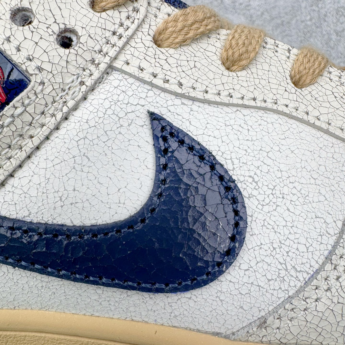 图片[13]-＃YC纯原 Stranger Things x NK Dunk Low SP舒适百搭 低帮 板鞋 男女同款 联名灰蓝色 IH6766-001 实力大厂出品 新配色陆续开发 利润个位数只为口碑 全套原纸板楦头开发 确保原汁原味 完美呈现DUNK版型 一比一鞋头弧度高度鞋身弧度 此版本只针对中端市场 皮料材质有所更替 其他数据细节工艺流程均保持一致 绝不口嗨 细节品控鞋型随意对比 独家私模官方第六代原厂航空铝磨具打磨大底 鞋头坡度极致还原 无解鞋型 原盒原配 圈内天花板工艺 原厂玻璃冲刀 超高清洁度 全鞋零毛边皮料切割 原厂中底布点胶 中底布拉帮走线遵循公司 尺码：36 36.5 37.5 38 38.5 39 40 40.5 41 42 42.5 43 44 44.5 45 46-选品中心