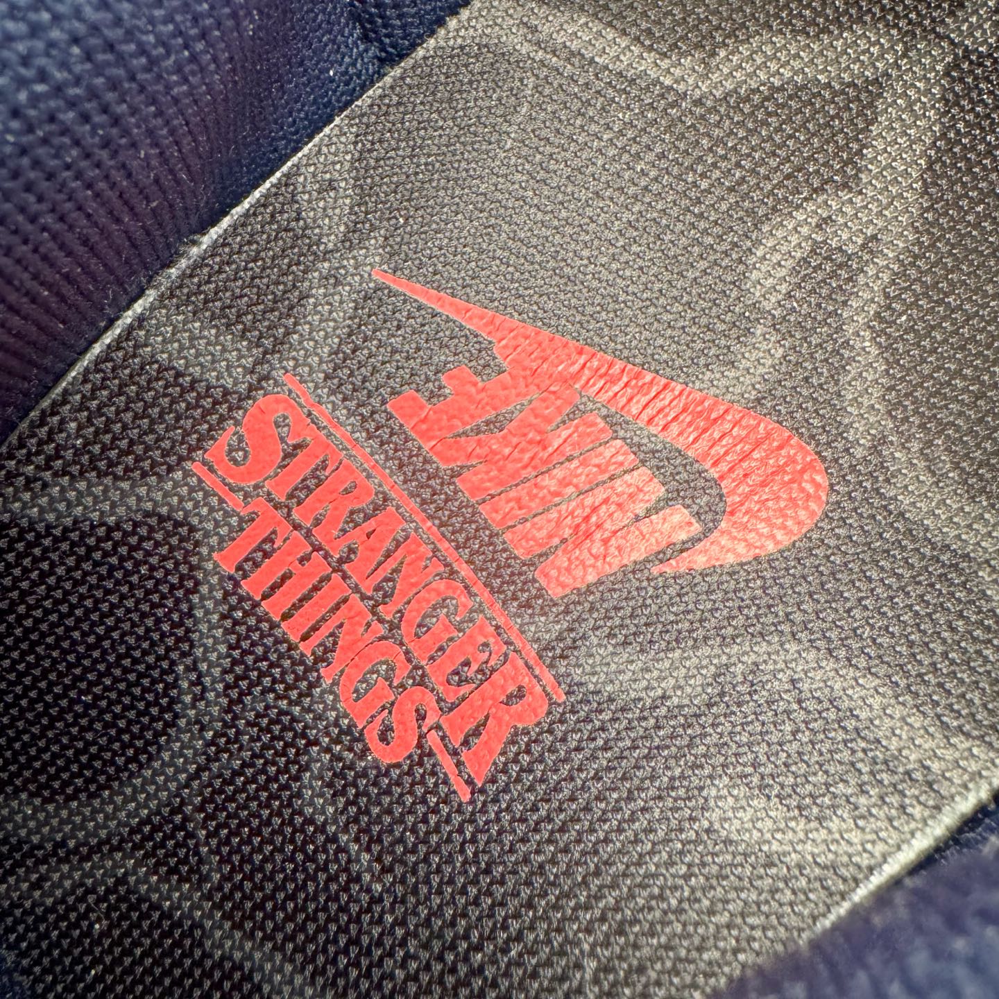 图片[19]-＃YC纯原 Stranger Things x NK Dunk Low SP舒适百搭 低帮 板鞋 男女同款 联名灰蓝色 IH6766-001 实力大厂出品 新配色陆续开发 利润个位数只为口碑 全套原纸板楦头开发 确保原汁原味 完美呈现DUNK版型 一比一鞋头弧度高度鞋身弧度 此版本只针对中端市场 皮料材质有所更替 其他数据细节工艺流程均保持一致 绝不口嗨 细节品控鞋型随意对比 独家私模官方第六代原厂航空铝磨具打磨大底 鞋头坡度极致还原 无解鞋型 原盒原配 圈内天花板工艺 原厂玻璃冲刀 超高清洁度 全鞋零毛边皮料切割 原厂中底布点胶 中底布拉帮走线遵循公司 尺码：36 36.5 37.5 38 38.5 39 40 40.5 41 42 42.5 43 44 44.5 45 46-选品中心