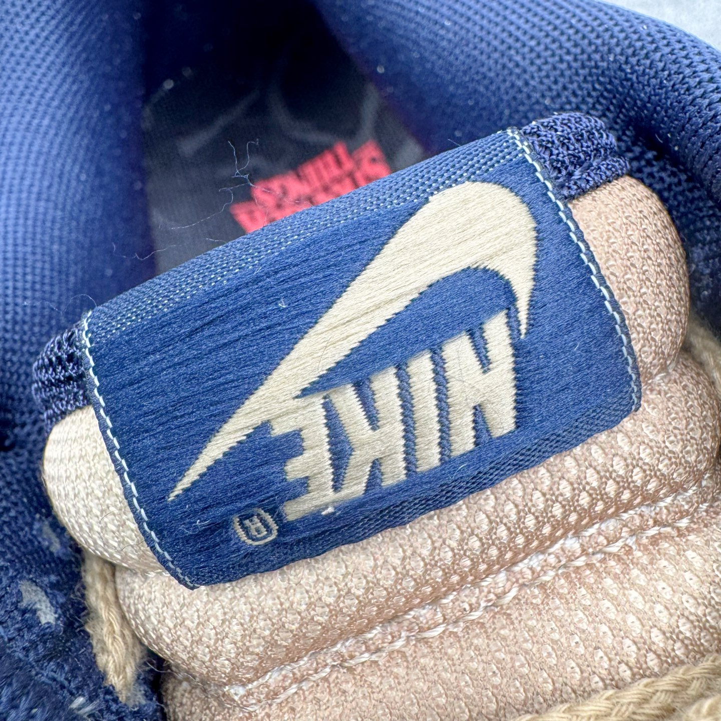 图片[17]-＃YC纯原 Stranger Things x NK Dunk Low SP舒适百搭 低帮 板鞋 男女同款 联名灰蓝色 IH6766-001 实力大厂出品 新配色陆续开发 利润个位数只为口碑 全套原纸板楦头开发 确保原汁原味 完美呈现DUNK版型 一比一鞋头弧度高度鞋身弧度 此版本只针对中端市场 皮料材质有所更替 其他数据细节工艺流程均保持一致 绝不口嗨 细节品控鞋型随意对比 独家私模官方第六代原厂航空铝磨具打磨大底 鞋头坡度极致还原 无解鞋型 原盒原配 圈内天花板工艺 原厂玻璃冲刀 超高清洁度 全鞋零毛边皮料切割 原厂中底布点胶 中底布拉帮走线遵循公司 尺码：36 36.5 37.5 38 38.5 39 40 40.5 41 42 42.5 43 44 44.5 45 46-选品中心