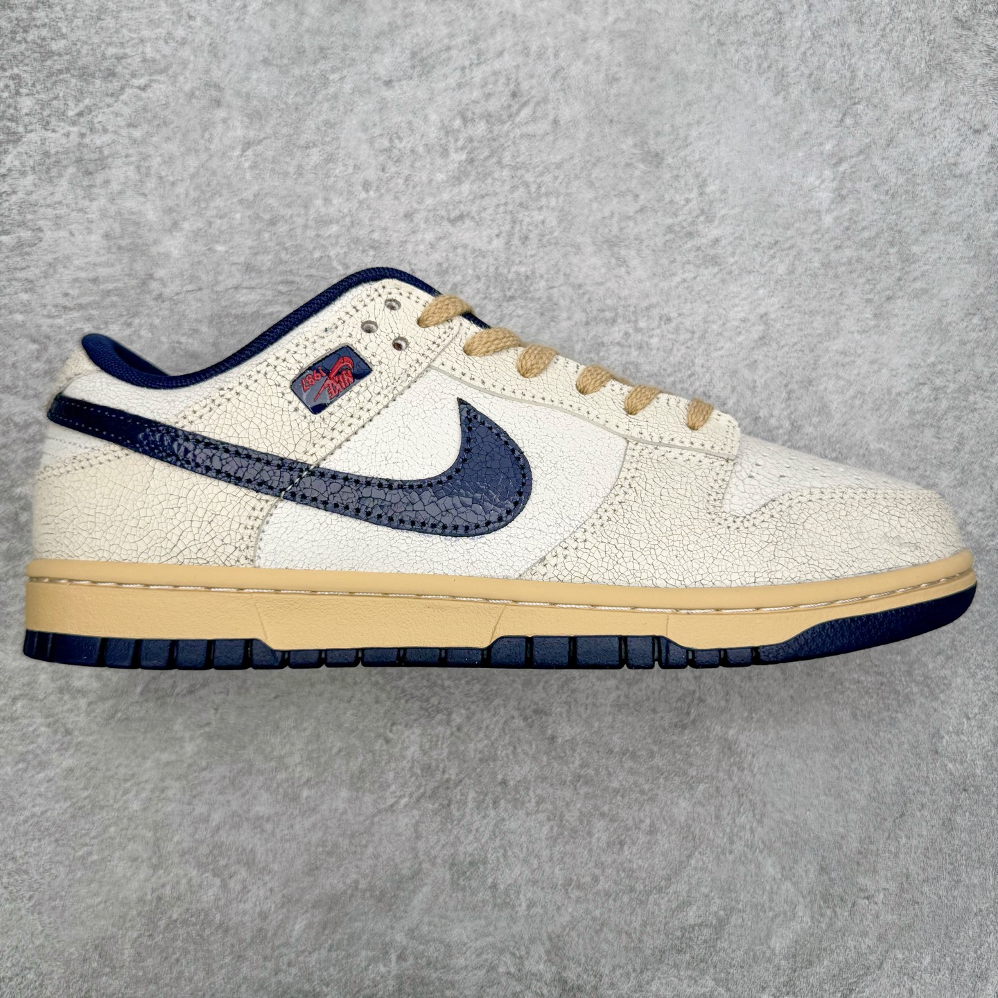 ＃YC纯原 Stranger Things x NK Dunk Low SP舒适百搭 低帮 板鞋 男女同款 联名灰蓝色 IH6766-001 实力大厂出品 新配色陆续开发 利润个位数只为口碑 全套原纸板楦头开发 确保原汁原味 完美呈现DUNK版型 一比一鞋头弧度高度鞋身弧度 此版本只针对中端市场 皮料材质有所更替 其他数据细节工艺流程均保持一致 绝不口嗨 细节品控鞋型随意对比 独家私模官方第六代原厂航空铝磨具打磨大底 鞋头坡度极致还原 无解鞋型 原盒原配 圈内天花板工艺 原厂玻璃冲刀 超高清洁度 全鞋零毛边皮料切割 原厂中底布点胶 中底布拉帮走线遵循公司 尺码：36 36.5 37.5 38 38.5 39 40 40.5 41 42 42.5 43 44 44.5 45 46-选品中心