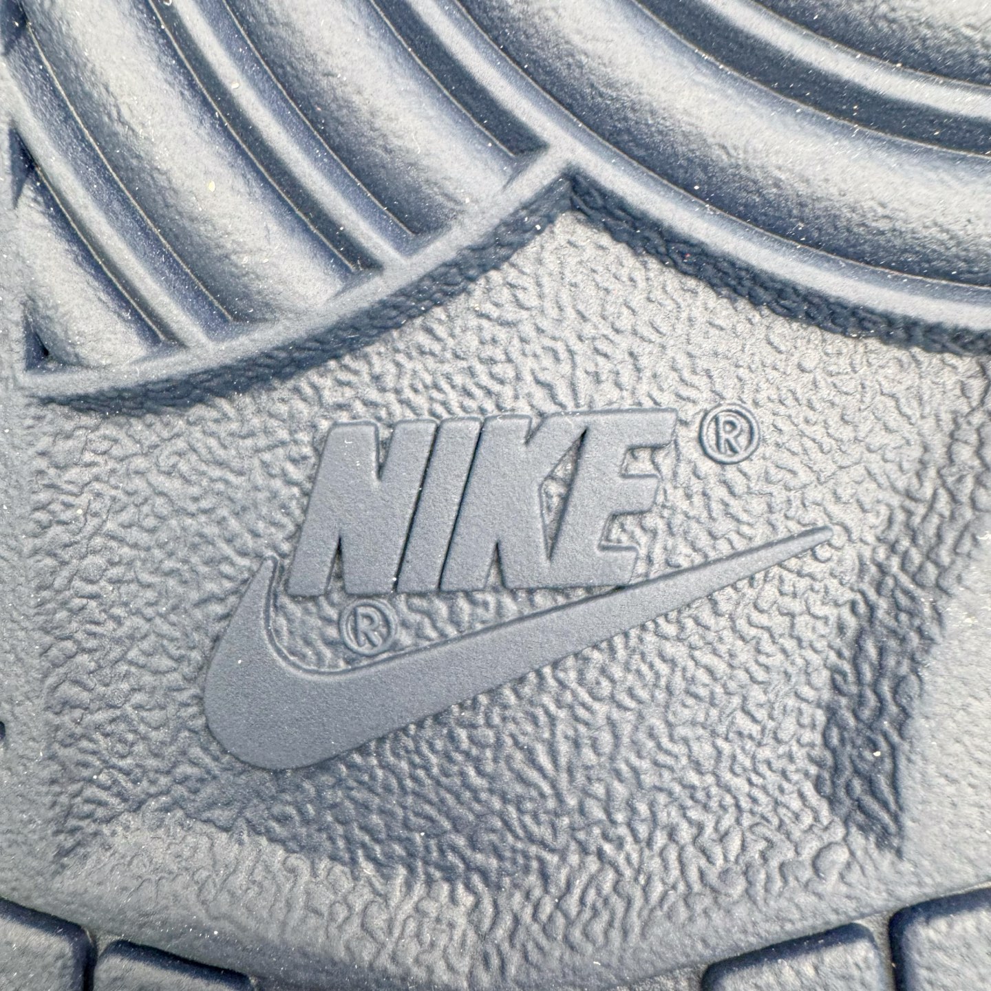 图片[11]-＃YC纯原 Stranger Things x NK Dunk Low SP舒适百搭 低帮 板鞋 男女同款 联名灰蓝色 IH6766-001 实力大厂出品 新配色陆续开发 利润个位数只为口碑 全套原纸板楦头开发 确保原汁原味 完美呈现DUNK版型 一比一鞋头弧度高度鞋身弧度 此版本只针对中端市场 皮料材质有所更替 其他数据细节工艺流程均保持一致 绝不口嗨 细节品控鞋型随意对比 独家私模官方第六代原厂航空铝磨具打磨大底 鞋头坡度极致还原 无解鞋型 原盒原配 圈内天花板工艺 原厂玻璃冲刀 超高清洁度 全鞋零毛边皮料切割 原厂中底布点胶 中底布拉帮走线遵循公司 尺码：36 36.5 37.5 38 38.5 39 40 40.5 41 42 42.5 43 44 44.5 45 46-选品中心