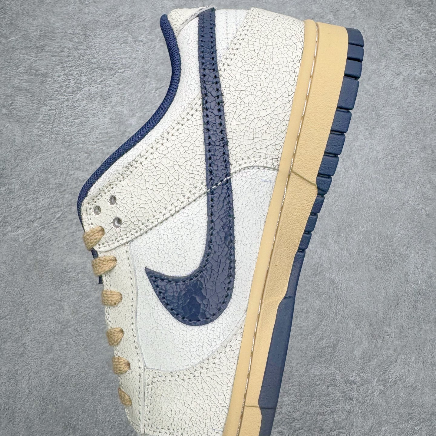 图片[7]-＃YC纯原 Stranger Things x NK Dunk Low SP舒适百搭 低帮 板鞋 男女同款 联名灰蓝色 IH6766-001 实力大厂出品 新配色陆续开发 利润个位数只为口碑 全套原纸板楦头开发 确保原汁原味 完美呈现DUNK版型 一比一鞋头弧度高度鞋身弧度 此版本只针对中端市场 皮料材质有所更替 其他数据细节工艺流程均保持一致 绝不口嗨 细节品控鞋型随意对比 独家私模官方第六代原厂航空铝磨具打磨大底 鞋头坡度极致还原 无解鞋型 原盒原配 圈内天花板工艺 原厂玻璃冲刀 超高清洁度 全鞋零毛边皮料切割 原厂中底布点胶 中底布拉帮走线遵循公司 尺码：36 36.5 37.5 38 38.5 39 40 40.5 41 42 42.5 43 44 44.5 45 46-选品中心