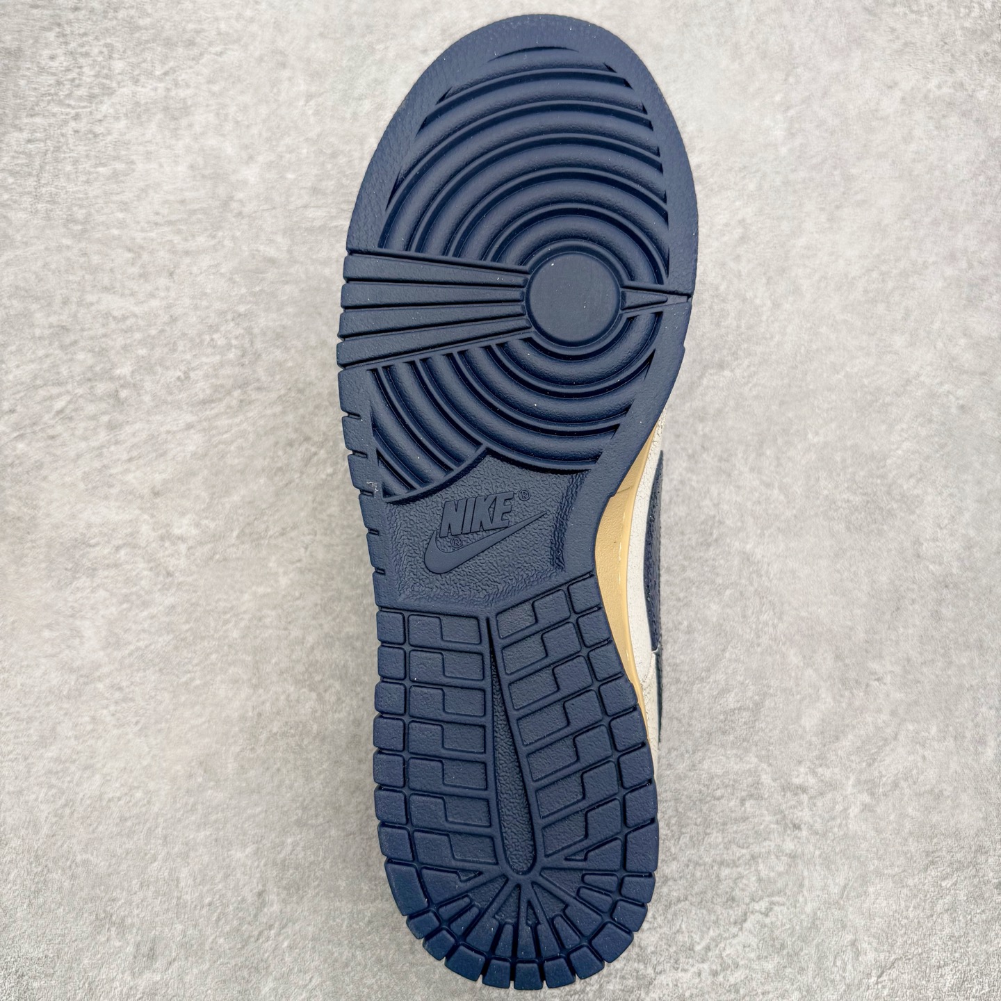 图片[9]-＃YC纯原 Stranger Things x NK Dunk Low SP舒适百搭 低帮 板鞋 男女同款 联名灰蓝色 IH6766-001 实力大厂出品 新配色陆续开发 利润个位数只为口碑 全套原纸板楦头开发 确保原汁原味 完美呈现DUNK版型 一比一鞋头弧度高度鞋身弧度 此版本只针对中端市场 皮料材质有所更替 其他数据细节工艺流程均保持一致 绝不口嗨 细节品控鞋型随意对比 独家私模官方第六代原厂航空铝磨具打磨大底 鞋头坡度极致还原 无解鞋型 原盒原配 圈内天花板工艺 原厂玻璃冲刀 超高清洁度 全鞋零毛边皮料切割 原厂中底布点胶 中底布拉帮走线遵循公司 尺码：36 36.5 37.5 38 38.5 39 40 40.5 41 42 42.5 43 44 44.5 45 46-选品中心