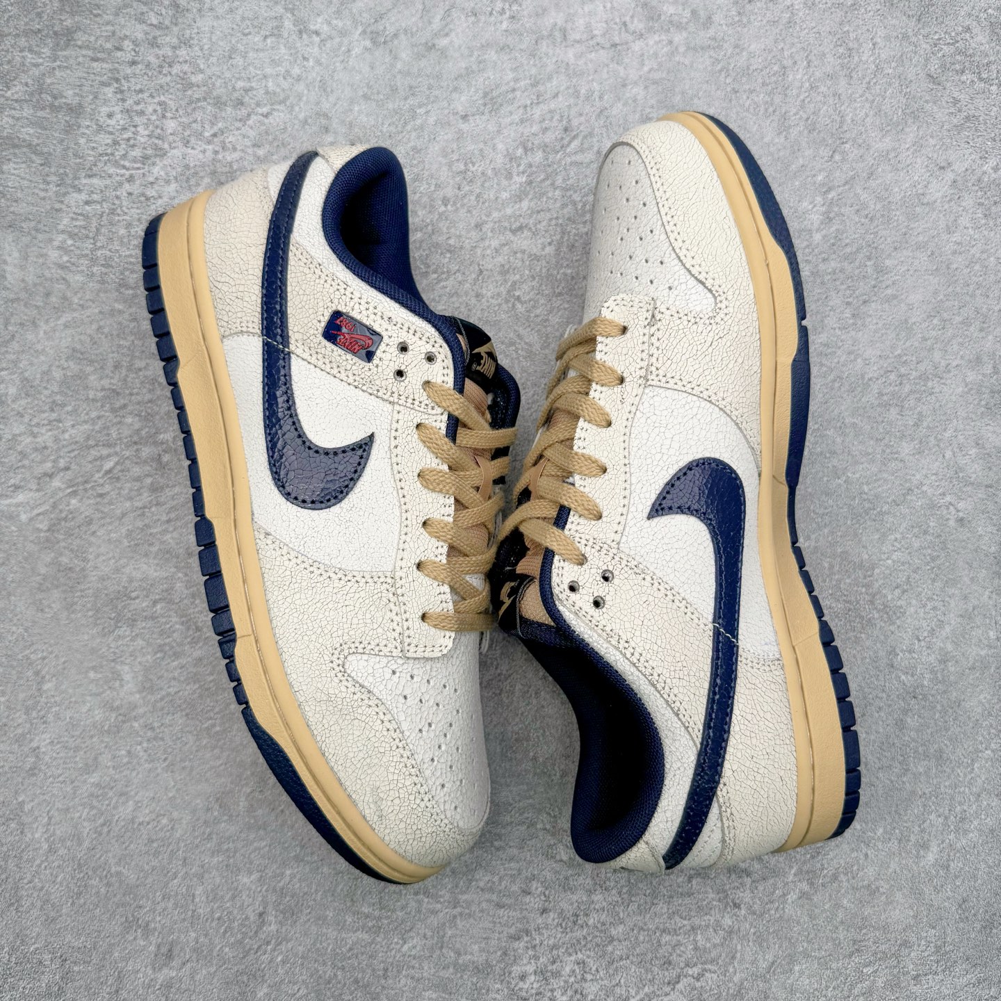 图片[3]-＃YC纯原 Stranger Things x NK Dunk Low SP舒适百搭 低帮 板鞋 男女同款 联名灰蓝色 IH6766-001 实力大厂出品 新配色陆续开发 利润个位数只为口碑 全套原纸板楦头开发 确保原汁原味 完美呈现DUNK版型 一比一鞋头弧度高度鞋身弧度 此版本只针对中端市场 皮料材质有所更替 其他数据细节工艺流程均保持一致 绝不口嗨 细节品控鞋型随意对比 独家私模官方第六代原厂航空铝磨具打磨大底 鞋头坡度极致还原 无解鞋型 原盒原配 圈内天花板工艺 原厂玻璃冲刀 超高清洁度 全鞋零毛边皮料切割 原厂中底布点胶 中底布拉帮走线遵循公司 尺码：36 36.5 37.5 38 38.5 39 40 40.5 41 42 42.5 43 44 44.5 45 46-选品中心