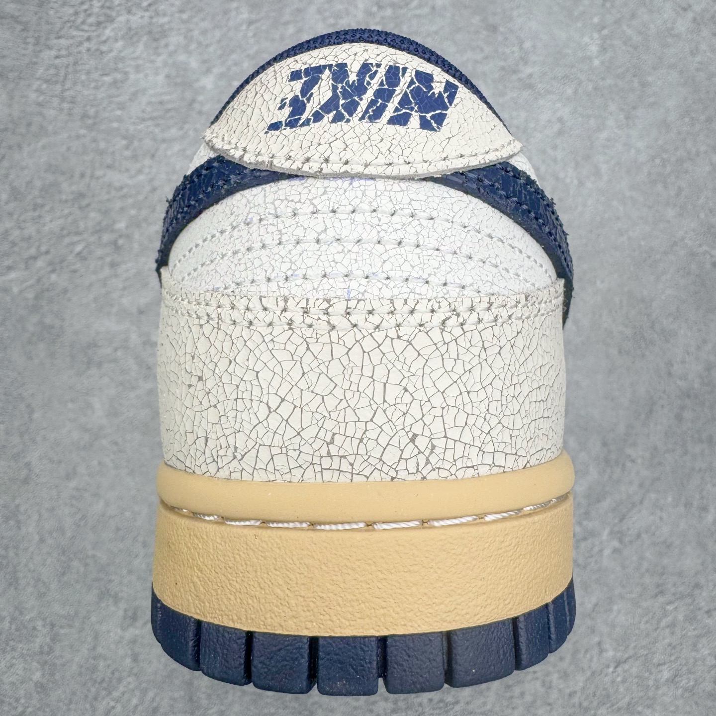 图片[8]-＃YC纯原 Stranger Things x NK Dunk Low SP舒适百搭 低帮 板鞋 男女同款 联名灰蓝色 IH6766-001 实力大厂出品 新配色陆续开发 利润个位数只为口碑 全套原纸板楦头开发 确保原汁原味 完美呈现DUNK版型 一比一鞋头弧度高度鞋身弧度 此版本只针对中端市场 皮料材质有所更替 其他数据细节工艺流程均保持一致 绝不口嗨 细节品控鞋型随意对比 独家私模官方第六代原厂航空铝磨具打磨大底 鞋头坡度极致还原 无解鞋型 原盒原配 圈内天花板工艺 原厂玻璃冲刀 超高清洁度 全鞋零毛边皮料切割 原厂中底布点胶 中底布拉帮走线遵循公司 尺码：36 36.5 37.5 38 38.5 39 40 40.5 41 42 42.5 43 44 44.5 45 46-选品中心