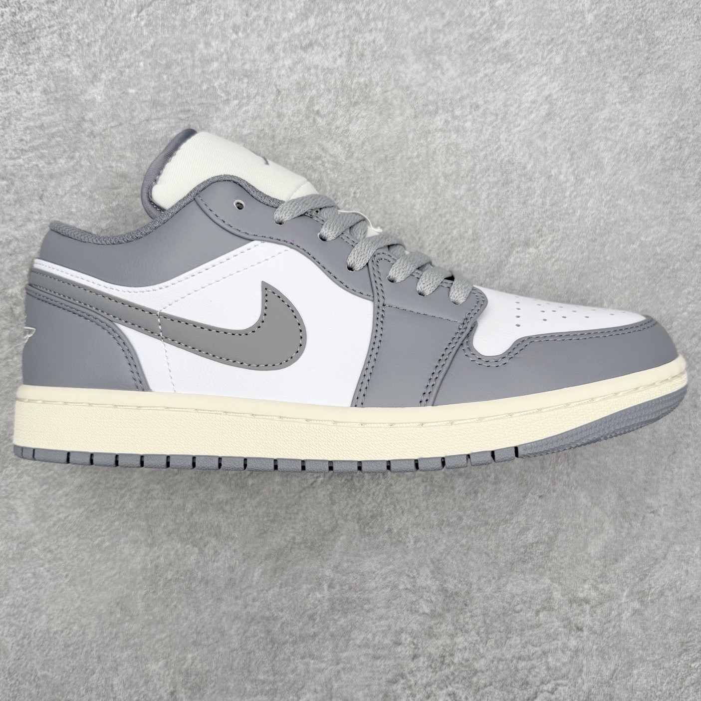 ＃小DT Air Jordan AJ1 Low 低帮系列 全新流水线出品 超强性价比 DT版本平替选择 市场第二梯队 全部原鞋开发 原楦原纸板开发 全鞋电脑针车 原厂内置全掌气垫 原盒内在原标 唯一Zp原版鞋带绑法 免检产品 全新2022版型 全头层皮料 完美零毛边处理 原厂配置全掌气垫 价格定位良心 几十个配色陆续出货 实拍调校N版已经零色差零失真 百分百还原实物色彩所见即所得 不存在货不对板色差等低级问题 选购参考实物拍摄 不混卖不参货 只用心做好货严格选品 承诺混一赔十 尺码：36 36.5 37.5 38 38.5 39 40 40.5 41 42 42.5 43 44 44.5 45 46-选品中心