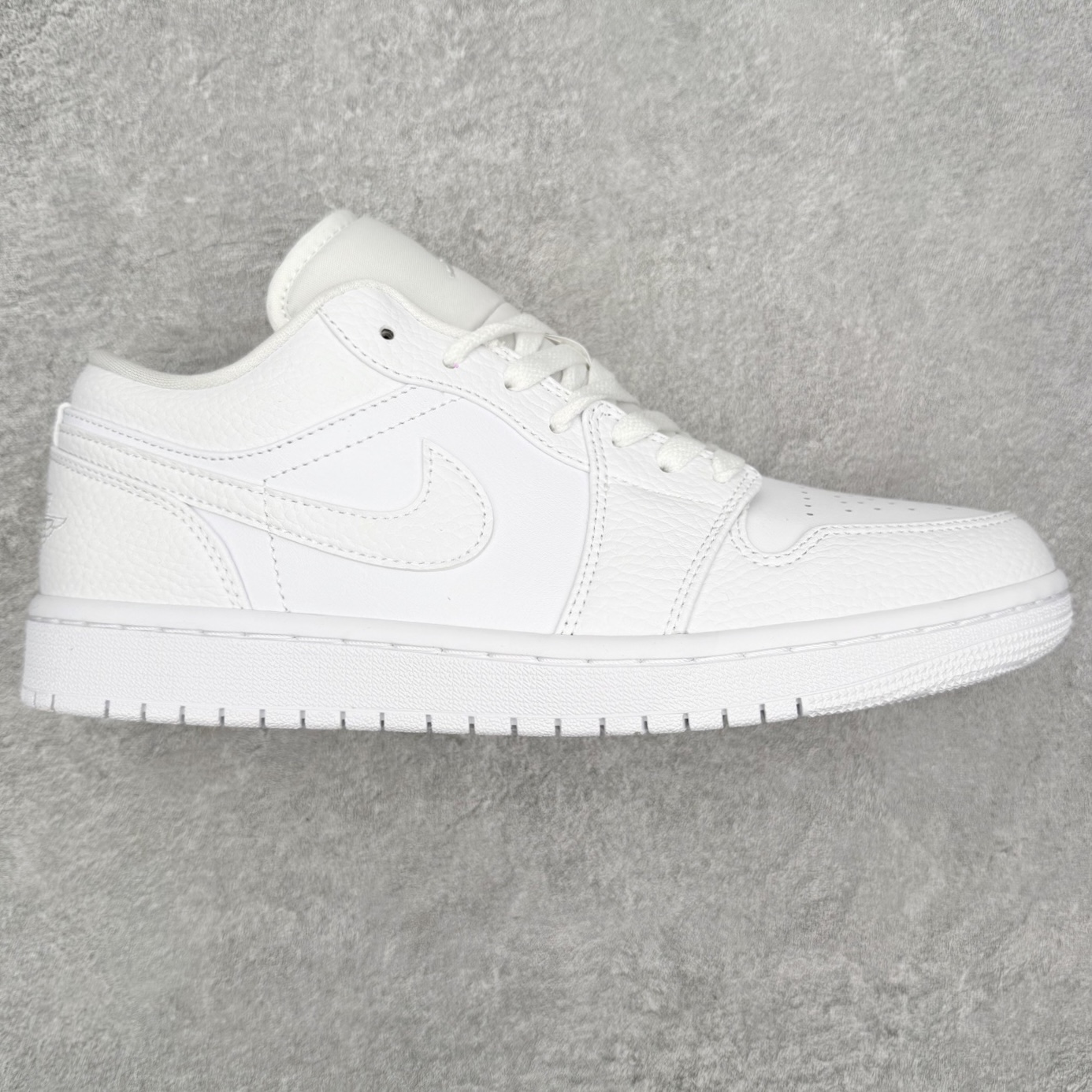 ＃小DT Air Jordan AJ1 Low 低帮系列 全新流水线出品 超强性价比 DT版本平替选择 市场第二梯队 全部原鞋开发 原楦原纸板开发 全鞋电脑针车 原厂内置全掌气垫 原盒内在原标 唯一Zp原版鞋带绑法 免检产品 全新2022版型 全头层皮料 完美零毛边处理 原厂配置全掌气垫 价格定位良心 几十个配色陆续出货 实拍调校N版已经零色差零失真 百分百还原实物色彩所见即所得 不存在货不对板色差等低级问题 选购参考实物拍摄 不混卖不参货 只用心做好货严格选品 承诺混一赔十 尺码：36 36.5 37.5 38 38.5 39 40 40.5 41 42 42.5 43 44 44.5 45 46-选品中心