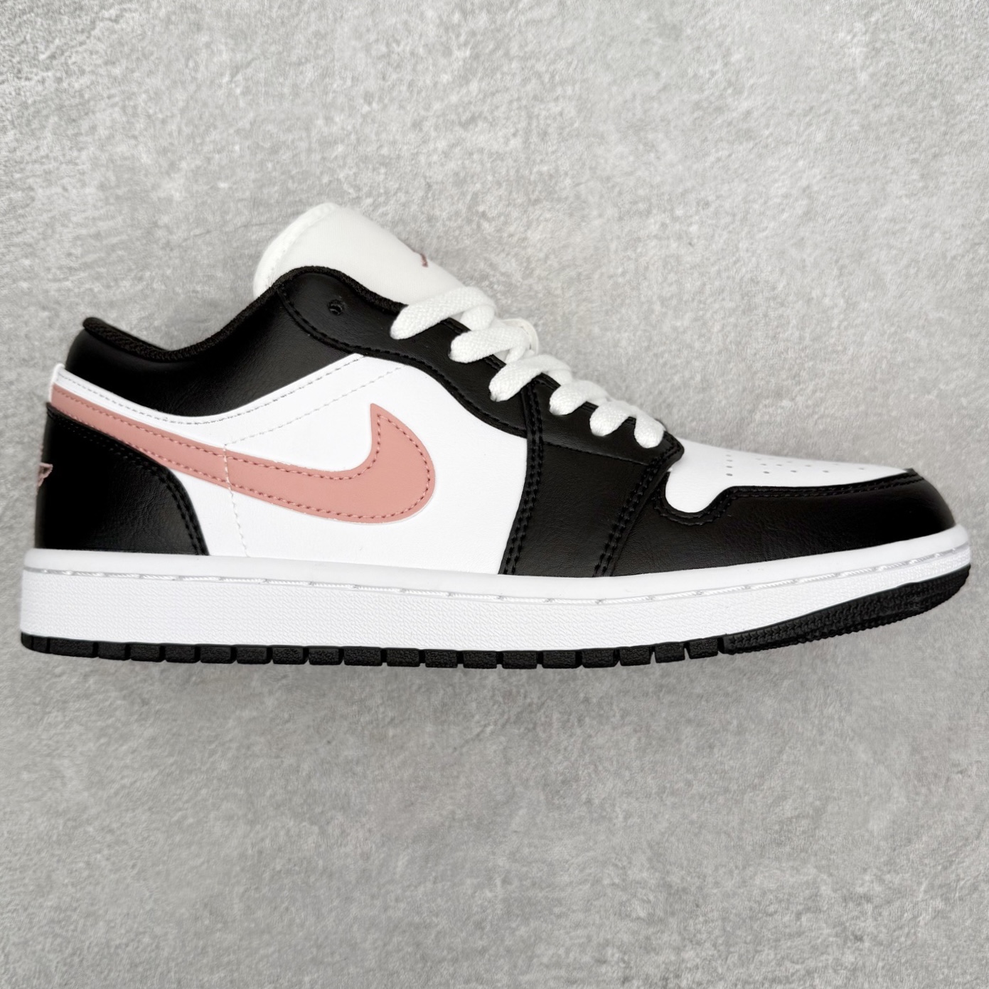 ＃小DT Air Jordan AJ1 Low 低帮系列 全新流水线出品 超强性价比 DT版本平替选择 市场第二梯队 全部原鞋开发 原楦原纸板开发 全鞋电脑针车 原厂内置全掌气垫 原盒内在原标 唯一Zp原版鞋带绑法 免检产品 全新2022版型 全头层皮料 完美零毛边处理 原厂配置全掌气垫 价格定位良心 几十个配色陆续出货 实拍调校N版已经零色差零失真 百分百还原实物色彩所见即所得 不存在货不对板色差等低级问题 选购参考实物拍摄 不混卖不参货 只用心做好货严格选品 承诺混一赔十 尺码：36 36.5 37.5 38 38.5 39 40 40.5 41 42 42.5 43 44 44.5 45 46-选品中心