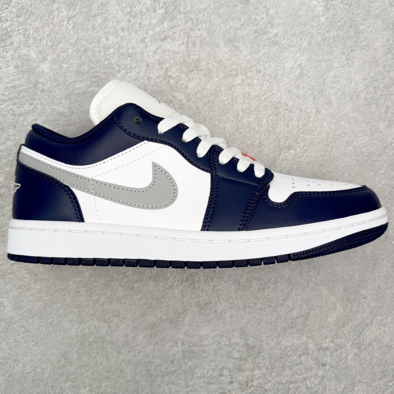 ＃小DT Air Jordan AJ1 Low 低帮系列 全新流水线出品 超强性价比 DT版本平替选择 市场第二梯队 全部原鞋开发 原楦原纸板开发 全鞋电脑针车 原厂内置全掌气垫 原盒内在原标 唯一Zp原版鞋带绑法 免检产品 全新2022版型 全头层皮料 完美零毛边处理 原厂配置全掌气垫 价格定位良心 几十个配色陆续出货 实拍调校N版已经零色差零失真 百分百还原实物色彩所见即所得 不存在货不对板色差等低级问题 选购参考实物拍摄 不混卖不参货 只用心做好货严格选品 承诺混一赔十 尺码：36 36.5 37.5 38 38.5 39 40 40.5 41 42 42.5 43 44 44.5 45 46-选品中心