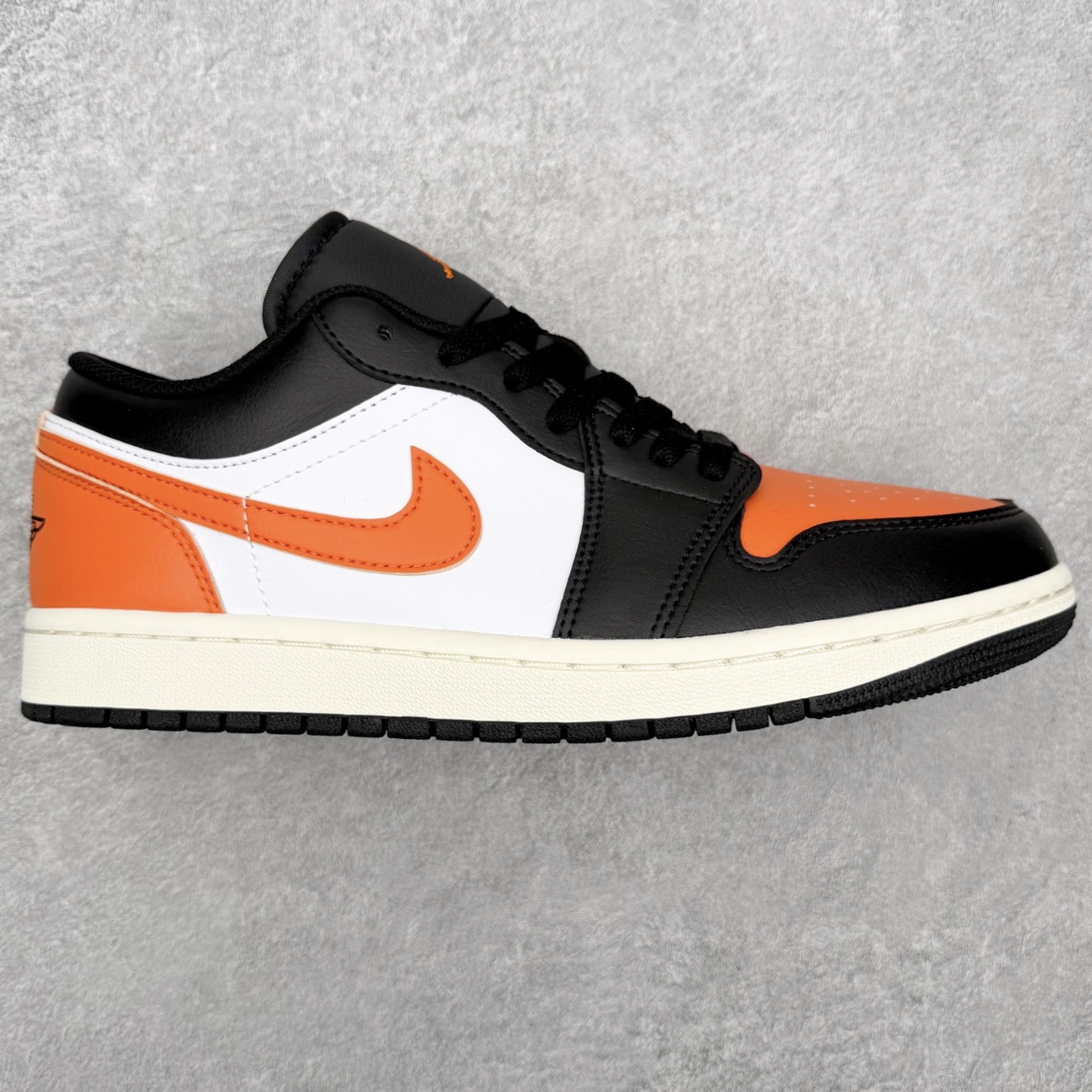 图片[8]-＃小DT Air Jordan AJ1 Low 低帮系列 全新流水线出品 超强性价比 DT版本平替选择 市场第二梯队 全部原鞋开发 原楦原纸板开发 全鞋电脑针车 原厂内置全掌气垫 原盒内在原标 唯一Zp原版鞋带绑法 免检产品 全新2022版型 全头层皮料 完美零毛边处理 原厂配置全掌气垫 价格定位良心 几十个配色陆续出货 实拍调校N版已经零色差零失真 百分百还原实物色彩所见即所得 不存在货不对板色差等低级问题 选购参考实物拍摄 不混卖不参货 只用心做好货严格选品 承诺混一赔十 尺码：36 36.5 37.5 38 38.5 39 40 40.5 41 42 42.5 43 44 44.5 45 46-选品中心