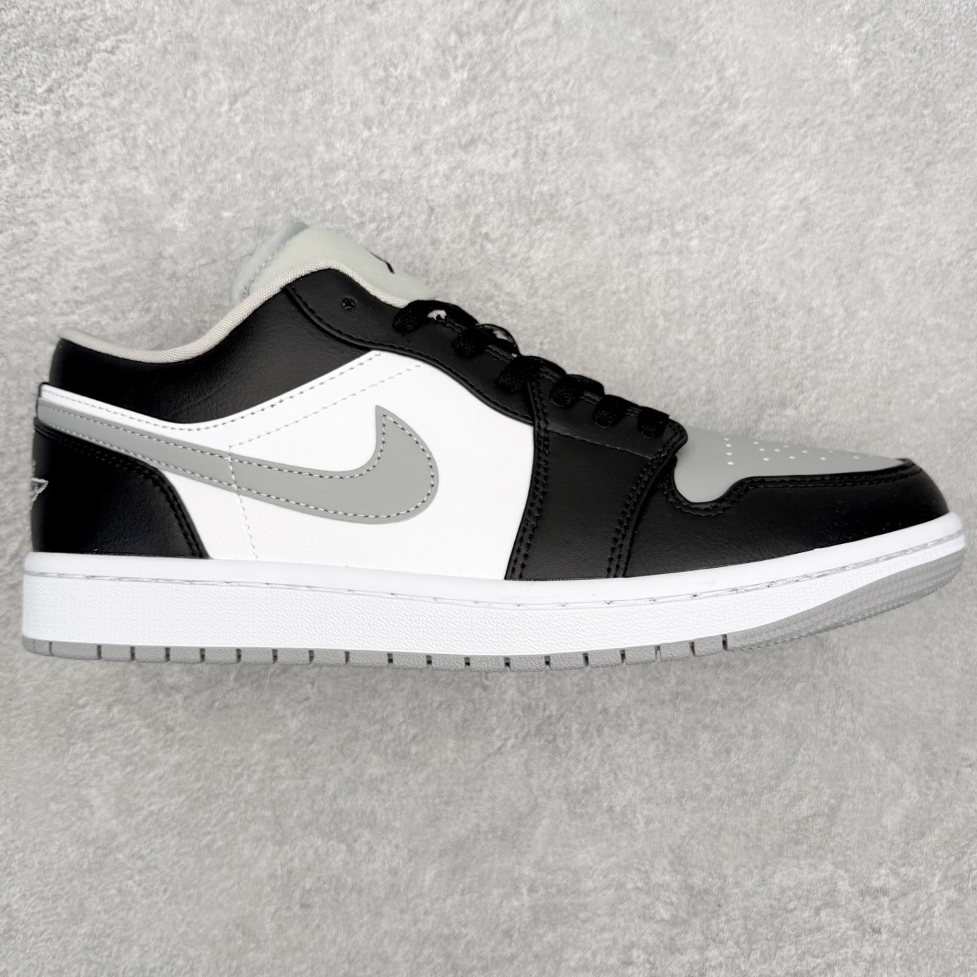 图片[6]-＃小DT Air Jordan AJ1 Low 低帮系列 全新流水线出品 超强性价比 DT版本平替选择 市场第二梯队 全部原鞋开发 原楦原纸板开发 全鞋电脑针车 原厂内置全掌气垫 原盒内在原标 唯一Zp原版鞋带绑法 免检产品 全新2022版型 全头层皮料 完美零毛边处理 原厂配置全掌气垫 价格定位良心 几十个配色陆续出货 实拍调校N版已经零色差零失真 百分百还原实物色彩所见即所得 不存在货不对板色差等低级问题 选购参考实物拍摄 不混卖不参货 只用心做好货严格选品 承诺混一赔十 尺码：36 36.5 37.5 38 38.5 39 40 40.5 41 42 42.5 43 44 44.5 45 46-选品中心