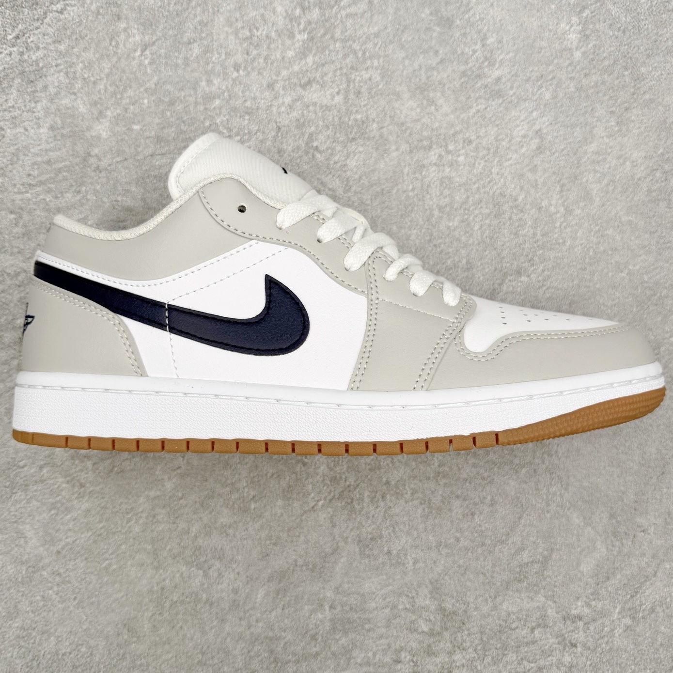 图片[4]-＃小DT Air Jordan AJ1 Low 低帮系列 全新流水线出品 超强性价比 DT版本平替选择 市场第二梯队 全部原鞋开发 原楦原纸板开发 全鞋电脑针车 原厂内置全掌气垫 原盒内在原标 唯一Zp原版鞋带绑法 免检产品 全新2022版型 全头层皮料 完美零毛边处理 原厂配置全掌气垫 价格定位良心 几十个配色陆续出货 实拍调校N版已经零色差零失真 百分百还原实物色彩所见即所得 不存在货不对板色差等低级问题 选购参考实物拍摄 不混卖不参货 只用心做好货严格选品 承诺混一赔十 尺码：36 36.5 37.5 38 38.5 39 40 40.5 41 42 42.5 43 44 44.5 45 46-选品中心