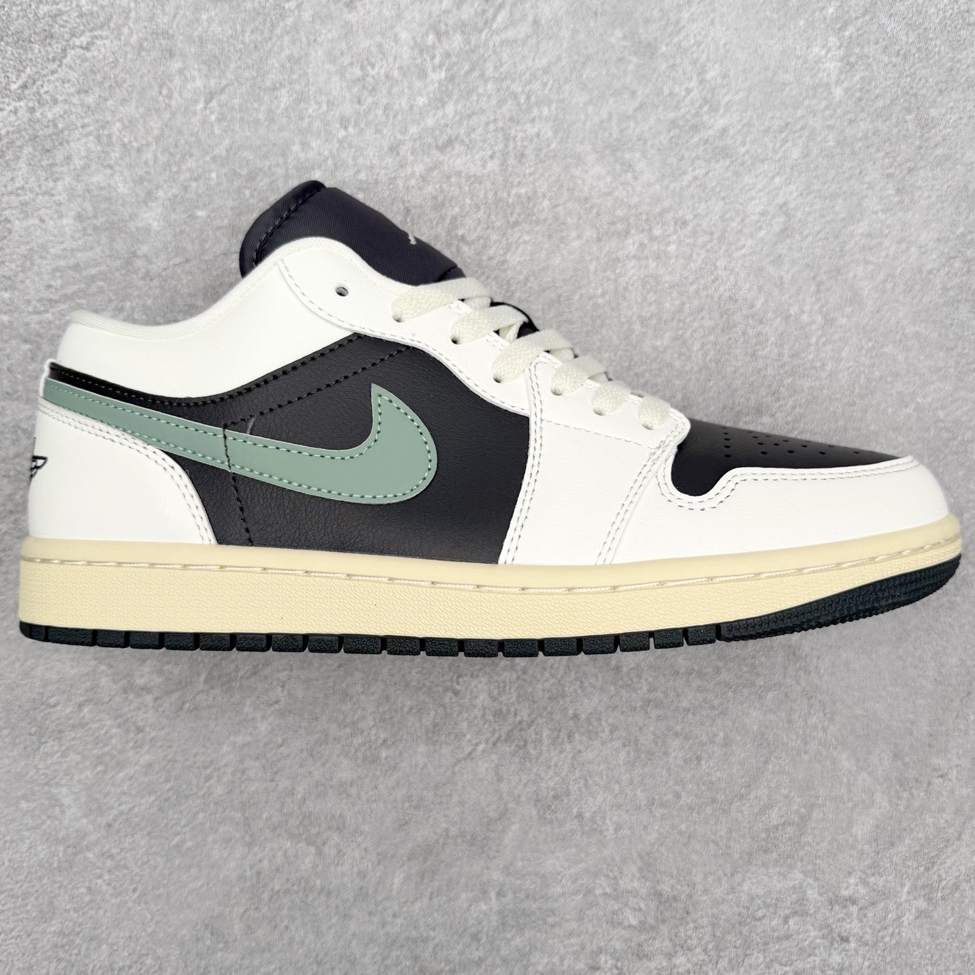 图片[3]-＃小DT Air Jordan AJ1 Low 低帮系列 全新流水线出品 超强性价比 DT版本平替选择 市场第二梯队 全部原鞋开发 原楦原纸板开发 全鞋电脑针车 原厂内置全掌气垫 原盒内在原标 唯一Zp原版鞋带绑法 免检产品 全新2022版型 全头层皮料 完美零毛边处理 原厂配置全掌气垫 价格定位良心 几十个配色陆续出货 实拍调校N版已经零色差零失真 百分百还原实物色彩所见即所得 不存在货不对板色差等低级问题 选购参考实物拍摄 不混卖不参货 只用心做好货严格选品 承诺混一赔十 尺码：36 36.5 37.5 38 38.5 39 40 40.5 41 42 42.5 43 44 44.5 45 46-选品中心