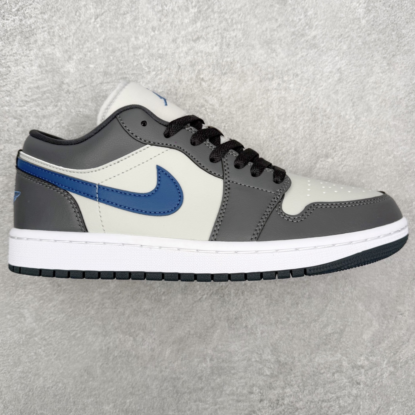 图片[2]-＃小DT Air Jordan AJ1 Low 低帮系列 全新流水线出品 超强性价比 DT版本平替选择 市场第二梯队 全部原鞋开发 原楦原纸板开发 全鞋电脑针车 原厂内置全掌气垫 原盒内在原标 唯一Zp原版鞋带绑法 免检产品 全新2022版型 全头层皮料 完美零毛边处理 原厂配置全掌气垫 价格定位良心 几十个配色陆续出货 实拍调校N版已经零色差零失真 百分百还原实物色彩所见即所得 不存在货不对板色差等低级问题 选购参考实物拍摄 不混卖不参货 只用心做好货严格选品 承诺混一赔十 尺码：36 36.5 37.5 38 38.5 39 40 40.5 41 42 42.5 43 44 44.5 45 46-选品中心