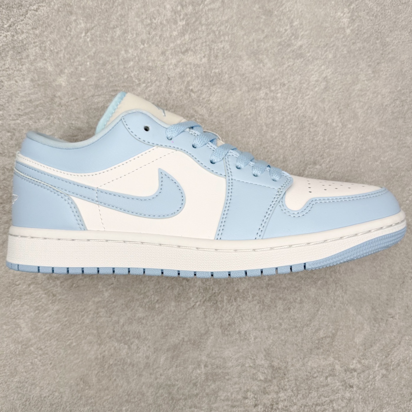 ＃小DT Air Jordan AJ1 Low 低帮系列 全新流水线出品 超强性价比 DT版本平替选择 市场第二梯队 全部原鞋开发 原楦原纸板开发 全鞋电脑针车 原厂内置全掌气垫 原盒内在原标 唯一Zp原版鞋带绑法 免检产品 全新2022版型 全头层皮料 完美零毛边处理 原厂配置全掌气垫 价格定位良心 几十个配色陆续出货 实拍调校N版已经零色差零失真 百分百还原实物色彩所见即所得 不存在货不对板色差等低级问题 选购参考实物拍摄 不混卖不参货 只用心做好货严格选品 承诺混一赔十 尺码：36 36.5 37.5 38 38.5 39 40 40.5 41 42 42.5 43 44 44.5 45 46-选品中心