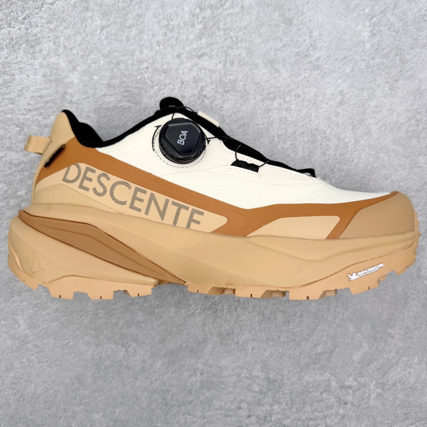 迪桑特DESCENTE SKI STYLE 系列 GORE-TEX 舒适耐磨防水低帮徒步鞋 男女同款 DESCENTE（迪桑特）创立于1935年，品牌名取自法语词汇，意为“滑降”。品牌箭头标识代表滑雪的三种技术“高速直线滑行”、“穿越”和“侧滑”，也寓意品牌在打造高端专业运动产品中不断追求完美的创新精神，致力于成为中国高端专业滑雪、综训、女子、铁人三项、高尔夫的第一品牌。实拍调校N版已经零色差零失真 百分百还原实物色彩所见即所得 不存在货不对板色差等低级问题 选购参考实物拍摄 不混卖不参货 只用心做好货严格选品 承诺混一赔十 尺码：36 36.5 37.5 38 38.5 39 40 40.5 41 42 42.5 43 44 44.5 45-选品中心