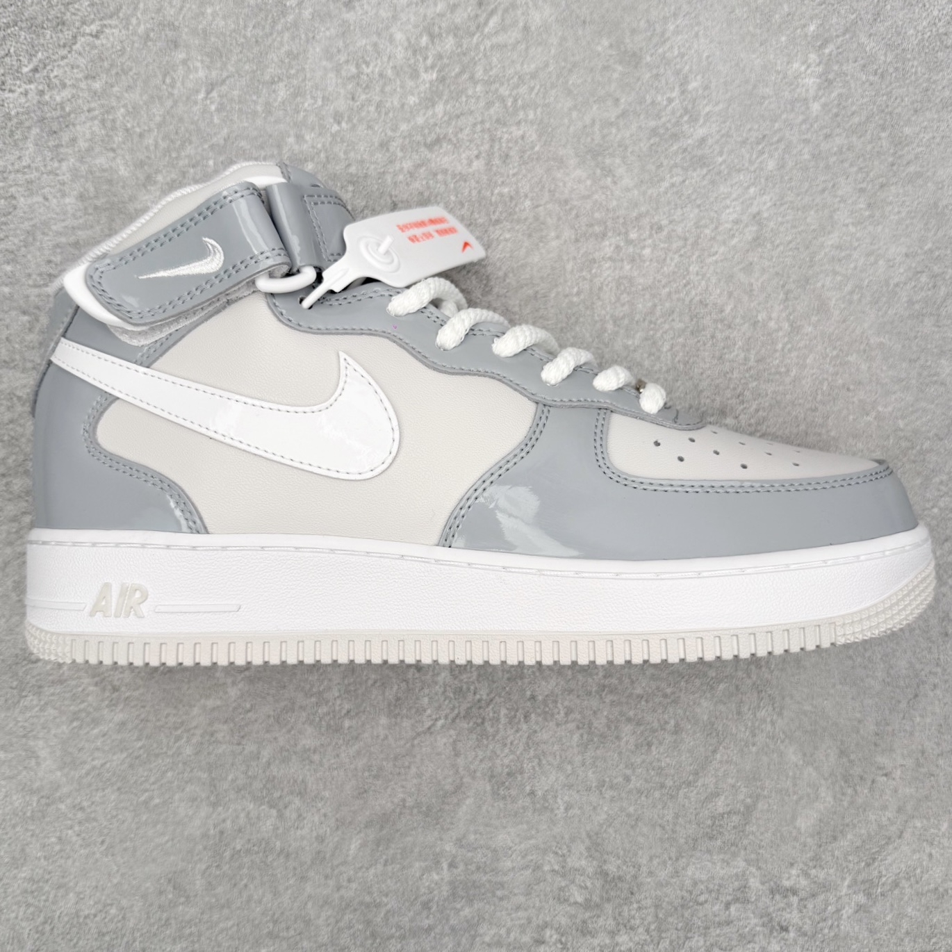 NK Air Force 1´07 Mid 空军一号中帮百搭休闲运动板鞋 HV9405-001 柔软、弹性十足的缓震性能和出色的中底设计 横跨复古与现代的外型结合 造就出风靡全球 三十多年的Force 1 直到今天还深受青睐 实拍调校N版已经零色差零失真 百分百还原实物色彩所见即所得 不存在货不对板色差等低级问题 选购参考实物拍摄 不混卖不参货 只用心做好货严格选品 承诺混一赔十 尺码：36 36.5 37.5 38 38.5 39 40 40.5 41 42 42.5 43 44 44.5 45-选品中心