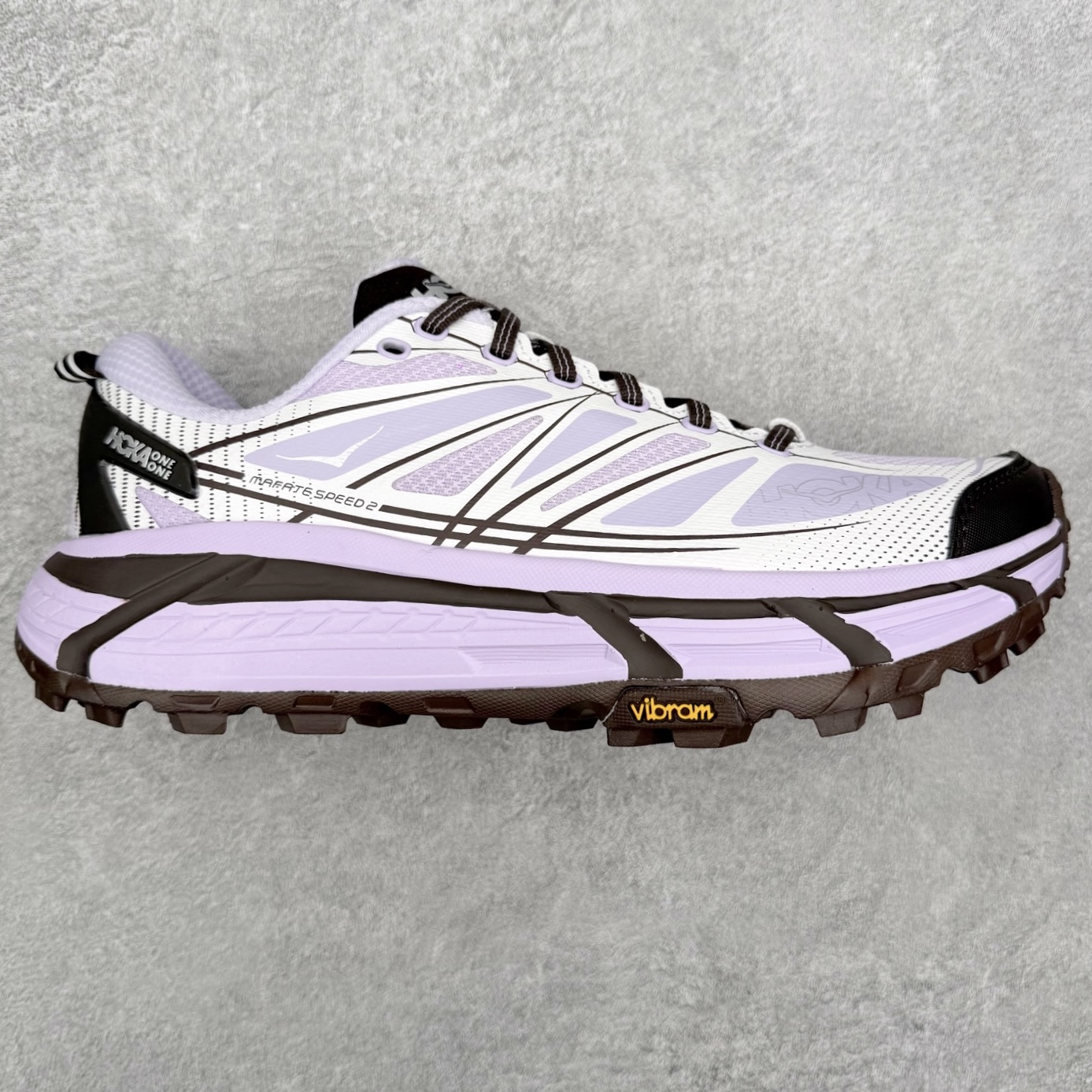 HOKA ONE ONE Mafate Speed 2 Low 玛法特2代系列低帮轻量户外越野休闲运动慢跑鞋 HOKA ONE ONE 最近推出了一个胶囊系列 Origin Story 这个系列里的 Mafate Speed 2 可以说让我日思夜想有一阵子了 最近终于拔草 让我来分享一下这双也是上脚赞到爆的越野跑鞋吧 以阿尔卑斯山脉作为主题将亮黄色与蓝色调覆盖在这经典轮廓之上 配色的呈现效果相当亮眼 以至于很多人买这个配色是用来日常搭配的 鞋面采用超轻的无缝架构 轻薄的TPU贴在透气的鞋面材料上 减轻重量同时也保证了支撑性 鞋底则采用滚动平衡技术 引导跑者回归自然步态 祖传的神奇EVA材质中底依旧是一如既往地表现优秀 能提供充足的缓震 作为HOKA家的越野跑鞋 VIBRAM 橡胶大底也是必不可少的 即便在复杂湿滑的地形 依旧能有良好的抓地力及稳定性 鞋带采用了弹性不易松脱的扁宽弹性鞋带 前掌与中掌部分也进行了加宽 也更加适合亚洲人的脚型 是一款十分全面且足够强悍的户外硬核越野鞋 而这双极其亮眼的越野跑鞋恰好又是在江山一百中参赛的UTMB冠军 Ludovic POMMERET 夺冠时穿着的战靴 这就让它变得更加有吸引力了 用来日常搭配的话短裤是基本不挑 长裤我个人推荐阔腿裤 工装裤以及各种长筒牛仔裤都可以 尺码：36 36.5 37.5 38 38.5 39 40 40.5 41 42 42.5 43 44 44.5 45-选品中心