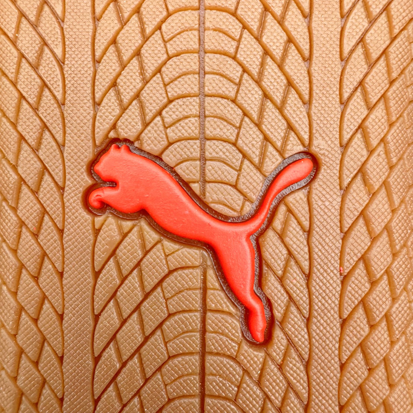 图片[10]-＃CS纯原 PUMA Speedca OG 彪马极速赛车系列低帮德训风拼接复古百搭休闲运动赛车鞋 鞋款从80、90年代赛车手所穿的防火赛车鞋为原型，鞋身线条模仿了赛车的流线廓形，体现了空气动力学原理的结构。简约流畅的外观，恰好又和贯穿其中的Formstrip Logo融合恰到好处，视觉上细节丰富且协调。本次Speedcat OG鞋款归来，最大看点自然式保留了窄版鞋型以及薄底构造。这两年各品牌鞋底越做越厚，Speedcat反其道而行之，上脚几乎无鞋底的效果带来耳目一新的视觉体验。鞋面依旧是以质感细腻的麂皮材质打造，并且大面积近乎全包裹的使用，复古味道也愈发浓烈。配色上更是将最原始的黑色和红色带回，向F1赛车队的标志性队服致敬。相信让各位一眼种草的更多是出挑的大红色，上脚即可瞬间点亮整体造型，在以球鞋为核心的OOTD中脱颖而出。而另一款黑色则是低调的万金油，彰显新潮个性的同时又不喧宾夺主，也是热爱简约系穿搭朋友的首选。 尺码：35.5 36 37 37.5 38 38.5 39 40 40.5 41 42 42.5 43 44 44.5 45-选品中心