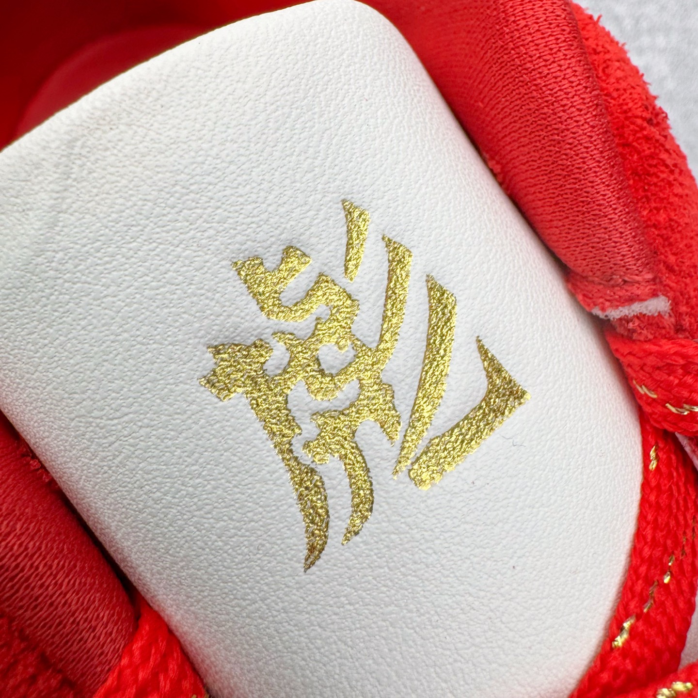 图片[13]-＃CS纯原 PUMA Speedca OG 彪马极速赛车系列低帮德训风拼接复古百搭休闲运动赛车鞋 鞋款从80、90年代赛车手所穿的防火赛车鞋为原型，鞋身线条模仿了赛车的流线廓形，体现了空气动力学原理的结构。简约流畅的外观，恰好又和贯穿其中的Formstrip Logo融合恰到好处，视觉上细节丰富且协调。本次Speedcat OG鞋款归来，最大看点自然式保留了窄版鞋型以及薄底构造。这两年各品牌鞋底越做越厚，Speedcat反其道而行之，上脚几乎无鞋底的效果带来耳目一新的视觉体验。鞋面依旧是以质感细腻的麂皮材质打造，并且大面积近乎全包裹的使用，复古味道也愈发浓烈。配色上更是将最原始的黑色和红色带回，向F1赛车队的标志性队服致敬。相信让各位一眼种草的更多是出挑的大红色，上脚即可瞬间点亮整体造型，在以球鞋为核心的OOTD中脱颖而出。而另一款黑色则是低调的万金油，彰显新潮个性的同时又不喧宾夺主，也是热爱简约系穿搭朋友的首选。 尺码：35.5 36 37 37.5 38 38.5 39 40 40.5 41 42 42.5 43 44 44.5 45-选品中心