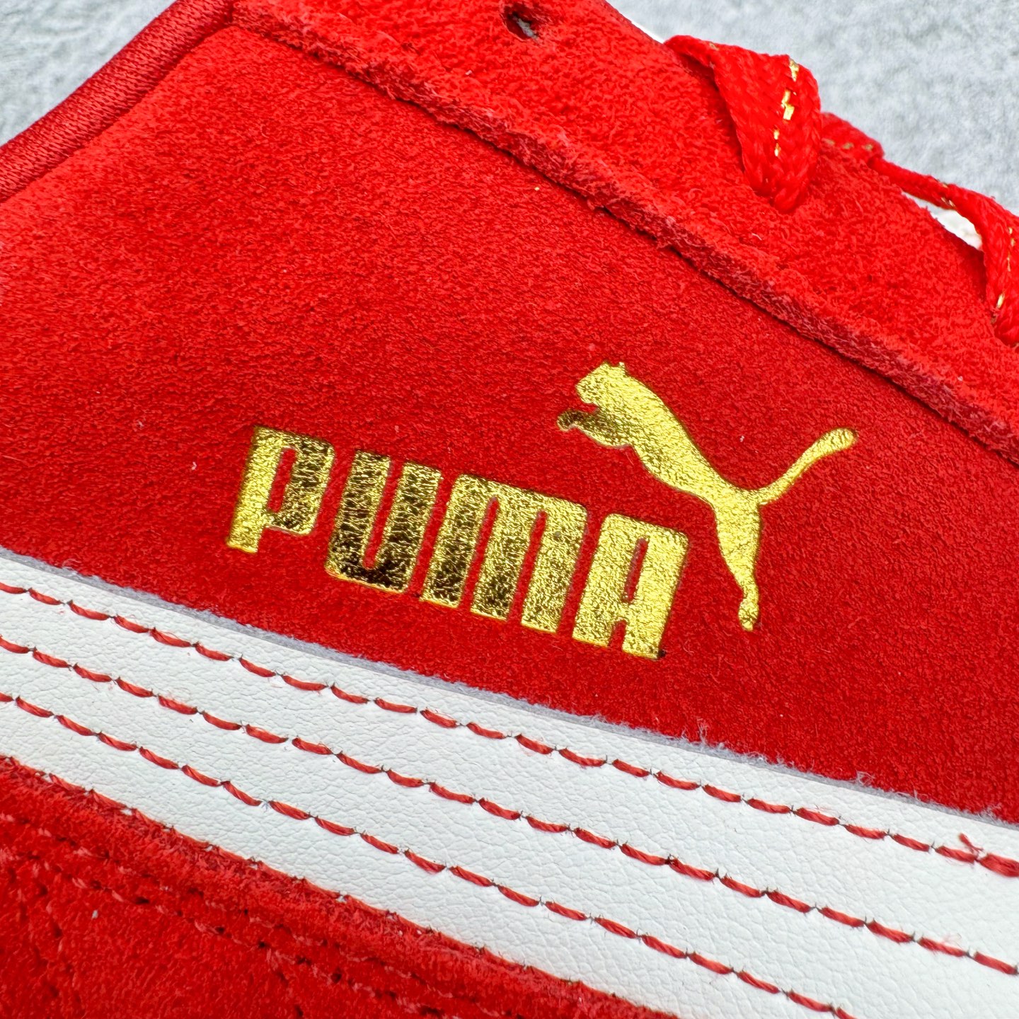 图片[12]-＃CS纯原 PUMA Speedca OG 彪马极速赛车系列低帮德训风拼接复古百搭休闲运动赛车鞋 鞋款从80、90年代赛车手所穿的防火赛车鞋为原型，鞋身线条模仿了赛车的流线廓形，体现了空气动力学原理的结构。简约流畅的外观，恰好又和贯穿其中的Formstrip Logo融合恰到好处，视觉上细节丰富且协调。本次Speedcat OG鞋款归来，最大看点自然式保留了窄版鞋型以及薄底构造。这两年各品牌鞋底越做越厚，Speedcat反其道而行之，上脚几乎无鞋底的效果带来耳目一新的视觉体验。鞋面依旧是以质感细腻的麂皮材质打造，并且大面积近乎全包裹的使用，复古味道也愈发浓烈。配色上更是将最原始的黑色和红色带回，向F1赛车队的标志性队服致敬。相信让各位一眼种草的更多是出挑的大红色，上脚即可瞬间点亮整体造型，在以球鞋为核心的OOTD中脱颖而出。而另一款黑色则是低调的万金油，彰显新潮个性的同时又不喧宾夺主，也是热爱简约系穿搭朋友的首选。 尺码：35.5 36 37 37.5 38 38.5 39 40 40.5 41 42 42.5 43 44 44.5 45-选品中心