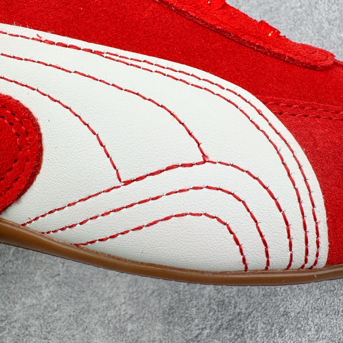 图片[11]-＃CS纯原 PUMA Speedca OG 彪马极速赛车系列低帮德训风拼接复古百搭休闲运动赛车鞋 鞋款从80、90年代赛车手所穿的防火赛车鞋为原型，鞋身线条模仿了赛车的流线廓形，体现了空气动力学原理的结构。简约流畅的外观，恰好又和贯穿其中的Formstrip Logo融合恰到好处，视觉上细节丰富且协调。本次Speedcat OG鞋款归来，最大看点自然式保留了窄版鞋型以及薄底构造。这两年各品牌鞋底越做越厚，Speedcat反其道而行之，上脚几乎无鞋底的效果带来耳目一新的视觉体验。鞋面依旧是以质感细腻的麂皮材质打造，并且大面积近乎全包裹的使用，复古味道也愈发浓烈。配色上更是将最原始的黑色和红色带回，向F1赛车队的标志性队服致敬。相信让各位一眼种草的更多是出挑的大红色，上脚即可瞬间点亮整体造型，在以球鞋为核心的OOTD中脱颖而出。而另一款黑色则是低调的万金油，彰显新潮个性的同时又不喧宾夺主，也是热爱简约系穿搭朋友的首选。 尺码：35.5 36 37 37.5 38 38.5 39 40 40.5 41 42 42.5 43 44 44.5 45-选品中心