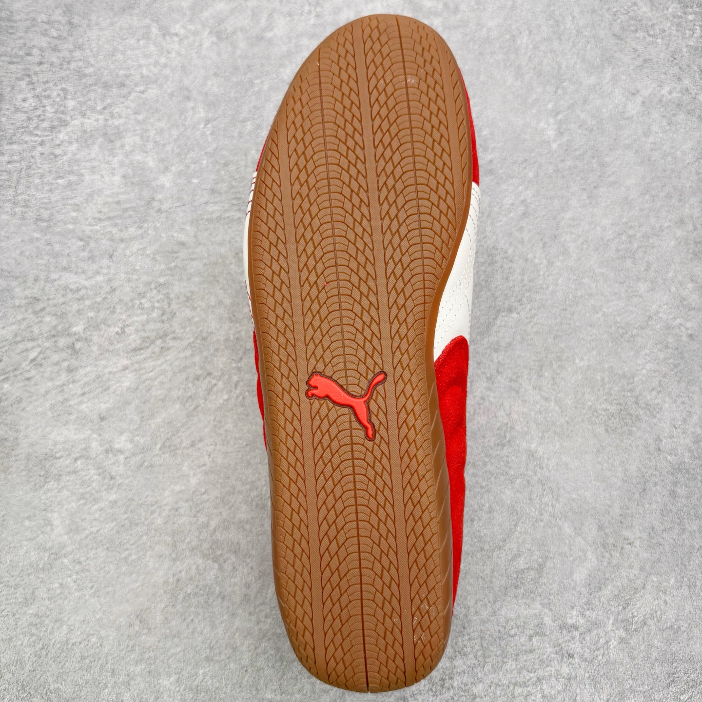 图片[9]-＃CS纯原 PUMA Speedca OG 彪马极速赛车系列低帮德训风拼接复古百搭休闲运动赛车鞋 鞋款从80、90年代赛车手所穿的防火赛车鞋为原型，鞋身线条模仿了赛车的流线廓形，体现了空气动力学原理的结构。简约流畅的外观，恰好又和贯穿其中的Formstrip Logo融合恰到好处，视觉上细节丰富且协调。本次Speedcat OG鞋款归来，最大看点自然式保留了窄版鞋型以及薄底构造。这两年各品牌鞋底越做越厚，Speedcat反其道而行之，上脚几乎无鞋底的效果带来耳目一新的视觉体验。鞋面依旧是以质感细腻的麂皮材质打造，并且大面积近乎全包裹的使用，复古味道也愈发浓烈。配色上更是将最原始的黑色和红色带回，向F1赛车队的标志性队服致敬。相信让各位一眼种草的更多是出挑的大红色，上脚即可瞬间点亮整体造型，在以球鞋为核心的OOTD中脱颖而出。而另一款黑色则是低调的万金油，彰显新潮个性的同时又不喧宾夺主，也是热爱简约系穿搭朋友的首选。 尺码：35.5 36 37 37.5 38 38.5 39 40 40.5 41 42 42.5 43 44 44.5 45-选品中心