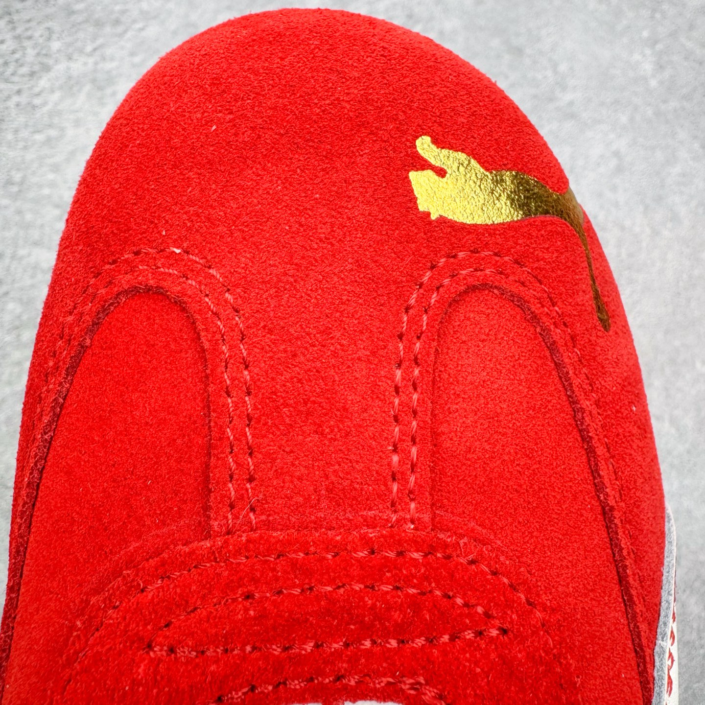 图片[14]-＃CS纯原 PUMA Speedca OG 彪马极速赛车系列低帮德训风拼接复古百搭休闲运动赛车鞋 鞋款从80、90年代赛车手所穿的防火赛车鞋为原型，鞋身线条模仿了赛车的流线廓形，体现了空气动力学原理的结构。简约流畅的外观，恰好又和贯穿其中的Formstrip Logo融合恰到好处，视觉上细节丰富且协调。本次Speedcat OG鞋款归来，最大看点自然式保留了窄版鞋型以及薄底构造。这两年各品牌鞋底越做越厚，Speedcat反其道而行之，上脚几乎无鞋底的效果带来耳目一新的视觉体验。鞋面依旧是以质感细腻的麂皮材质打造，并且大面积近乎全包裹的使用，复古味道也愈发浓烈。配色上更是将最原始的黑色和红色带回，向F1赛车队的标志性队服致敬。相信让各位一眼种草的更多是出挑的大红色，上脚即可瞬间点亮整体造型，在以球鞋为核心的OOTD中脱颖而出。而另一款黑色则是低调的万金油，彰显新潮个性的同时又不喧宾夺主，也是热爱简约系穿搭朋友的首选。 尺码：35.5 36 37 37.5 38 38.5 39 40 40.5 41 42 42.5 43 44 44.5 45-选品中心