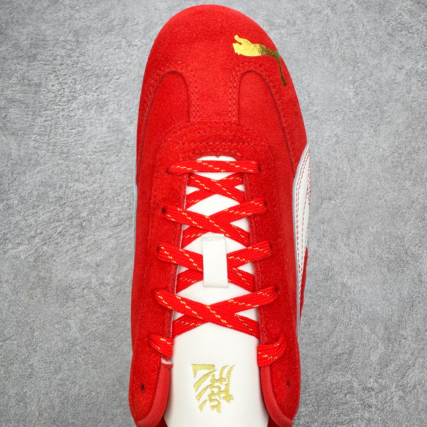 图片[4]-＃CS纯原 PUMA Speedca OG 彪马极速赛车系列低帮德训风拼接复古百搭休闲运动赛车鞋 鞋款从80、90年代赛车手所穿的防火赛车鞋为原型，鞋身线条模仿了赛车的流线廓形，体现了空气动力学原理的结构。简约流畅的外观，恰好又和贯穿其中的Formstrip Logo融合恰到好处，视觉上细节丰富且协调。本次Speedcat OG鞋款归来，最大看点自然式保留了窄版鞋型以及薄底构造。这两年各品牌鞋底越做越厚，Speedcat反其道而行之，上脚几乎无鞋底的效果带来耳目一新的视觉体验。鞋面依旧是以质感细腻的麂皮材质打造，并且大面积近乎全包裹的使用，复古味道也愈发浓烈。配色上更是将最原始的黑色和红色带回，向F1赛车队的标志性队服致敬。相信让各位一眼种草的更多是出挑的大红色，上脚即可瞬间点亮整体造型，在以球鞋为核心的OOTD中脱颖而出。而另一款黑色则是低调的万金油，彰显新潮个性的同时又不喧宾夺主，也是热爱简约系穿搭朋友的首选。 尺码：35.5 36 37 37.5 38 38.5 39 40 40.5 41 42 42.5 43 44 44.5 45-选品中心