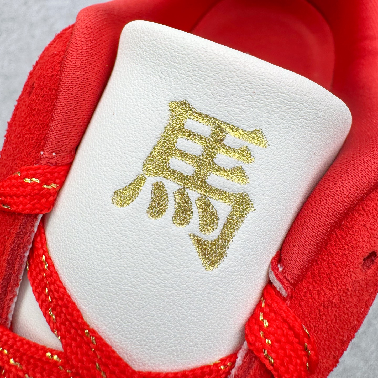 图片[19]-＃CS纯原 PUMA Speedca OG 彪马极速赛车系列低帮德训风拼接复古百搭休闲运动赛车鞋 鞋款从80、90年代赛车手所穿的防火赛车鞋为原型，鞋身线条模仿了赛车的流线廓形，体现了空气动力学原理的结构。简约流畅的外观，恰好又和贯穿其中的Formstrip Logo融合恰到好处，视觉上细节丰富且协调。本次Speedcat OG鞋款归来，最大看点自然式保留了窄版鞋型以及薄底构造。这两年各品牌鞋底越做越厚，Speedcat反其道而行之，上脚几乎无鞋底的效果带来耳目一新的视觉体验。鞋面依旧是以质感细腻的麂皮材质打造，并且大面积近乎全包裹的使用，复古味道也愈发浓烈。配色上更是将最原始的黑色和红色带回，向F1赛车队的标志性队服致敬。相信让各位一眼种草的更多是出挑的大红色，上脚即可瞬间点亮整体造型，在以球鞋为核心的OOTD中脱颖而出。而另一款黑色则是低调的万金油，彰显新潮个性的同时又不喧宾夺主，也是热爱简约系穿搭朋友的首选。 尺码：35.5 36 37 37.5 38 38.5 39 40 40.5 41 42 42.5 43 44 44.5 45-选品中心