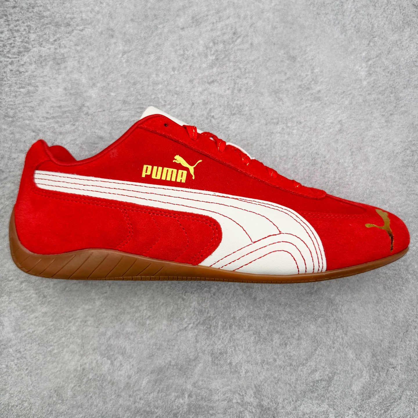 ＃CS纯原 PUMA Speedca OG 彪马极速赛车系列低帮德训风拼接复古百搭休闲运动赛车鞋 鞋款从80、90年代赛车手所穿的防火赛车鞋为原型，鞋身线条模仿了赛车的流线廓形，体现了空气动力学原理的结构。简约流畅的外观，恰好又和贯穿其中的Formstrip Logo融合恰到好处，视觉上细节丰富且协调。本次Speedcat OG鞋款归来，最大看点自然式保留了窄版鞋型以及薄底构造。这两年各品牌鞋底越做越厚，Speedcat反其道而行之，上脚几乎无鞋底的效果带来耳目一新的视觉体验。鞋面依旧是以质感细腻的麂皮材质打造，并且大面积近乎全包裹的使用，复古味道也愈发浓烈。配色上更是将最原始的黑色和红色带回，向F1赛车队的标志性队服致敬。相信让各位一眼种草的更多是出挑的大红色，上脚即可瞬间点亮整体造型，在以球鞋为核心的OOTD中脱颖而出。而另一款黑色则是低调的万金油，彰显新潮个性的同时又不喧宾夺主，也是热爱简约系穿搭朋友的首选。 尺码：35.5 36 37 37.5 38 38.5 39 40 40.5 41 42 42.5 43 44 44.5 45-选品中心