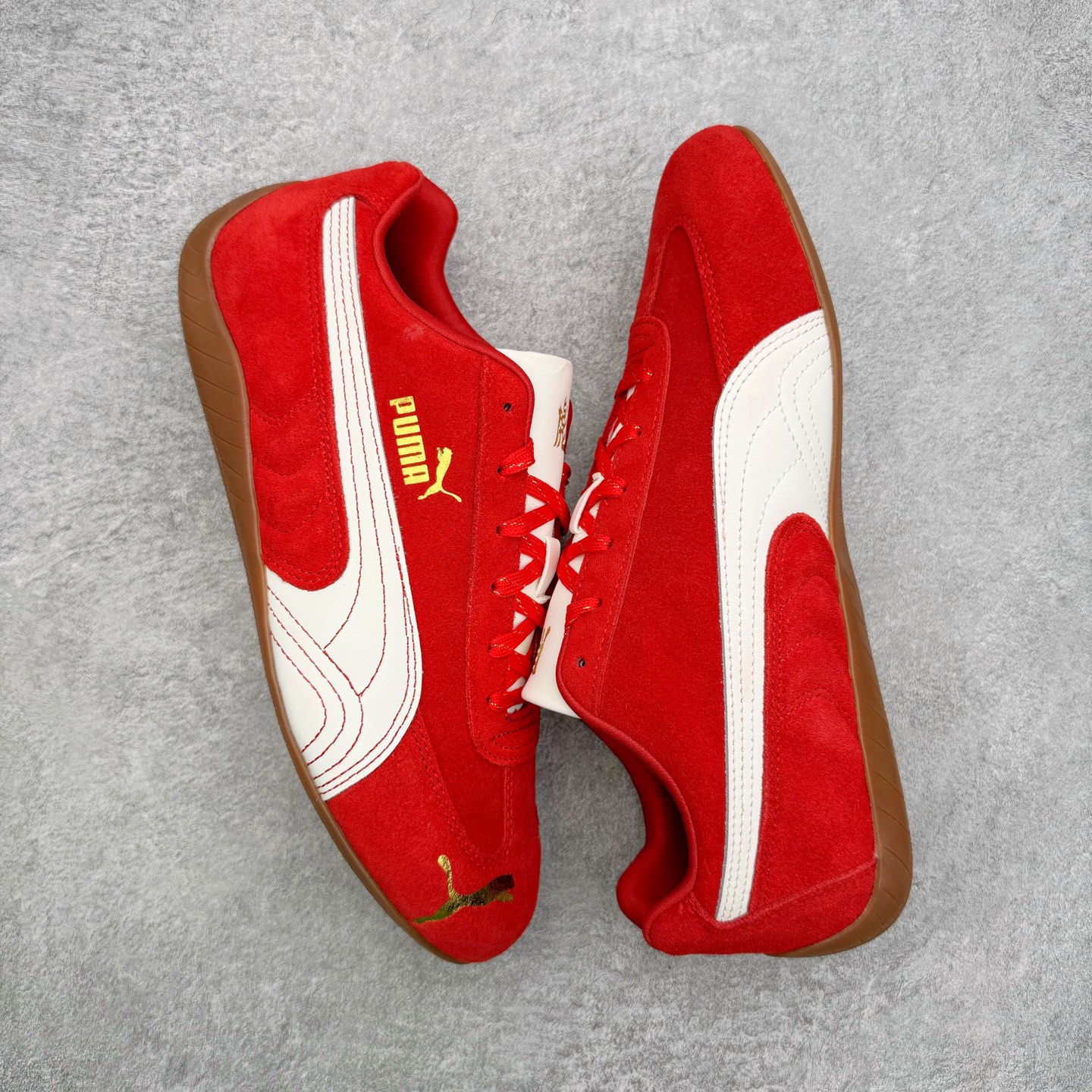 图片[3]-＃CS纯原 PUMA Speedca OG 彪马极速赛车系列低帮德训风拼接复古百搭休闲运动赛车鞋 鞋款从80、90年代赛车手所穿的防火赛车鞋为原型，鞋身线条模仿了赛车的流线廓形，体现了空气动力学原理的结构。简约流畅的外观，恰好又和贯穿其中的Formstrip Logo融合恰到好处，视觉上细节丰富且协调。本次Speedcat OG鞋款归来，最大看点自然式保留了窄版鞋型以及薄底构造。这两年各品牌鞋底越做越厚，Speedcat反其道而行之，上脚几乎无鞋底的效果带来耳目一新的视觉体验。鞋面依旧是以质感细腻的麂皮材质打造，并且大面积近乎全包裹的使用，复古味道也愈发浓烈。配色上更是将最原始的黑色和红色带回，向F1赛车队的标志性队服致敬。相信让各位一眼种草的更多是出挑的大红色，上脚即可瞬间点亮整体造型，在以球鞋为核心的OOTD中脱颖而出。而另一款黑色则是低调的万金油，彰显新潮个性的同时又不喧宾夺主，也是热爱简约系穿搭朋友的首选。 尺码：35.5 36 37 37.5 38 38.5 39 40 40.5 41 42 42.5 43 44 44.5 45-选品中心