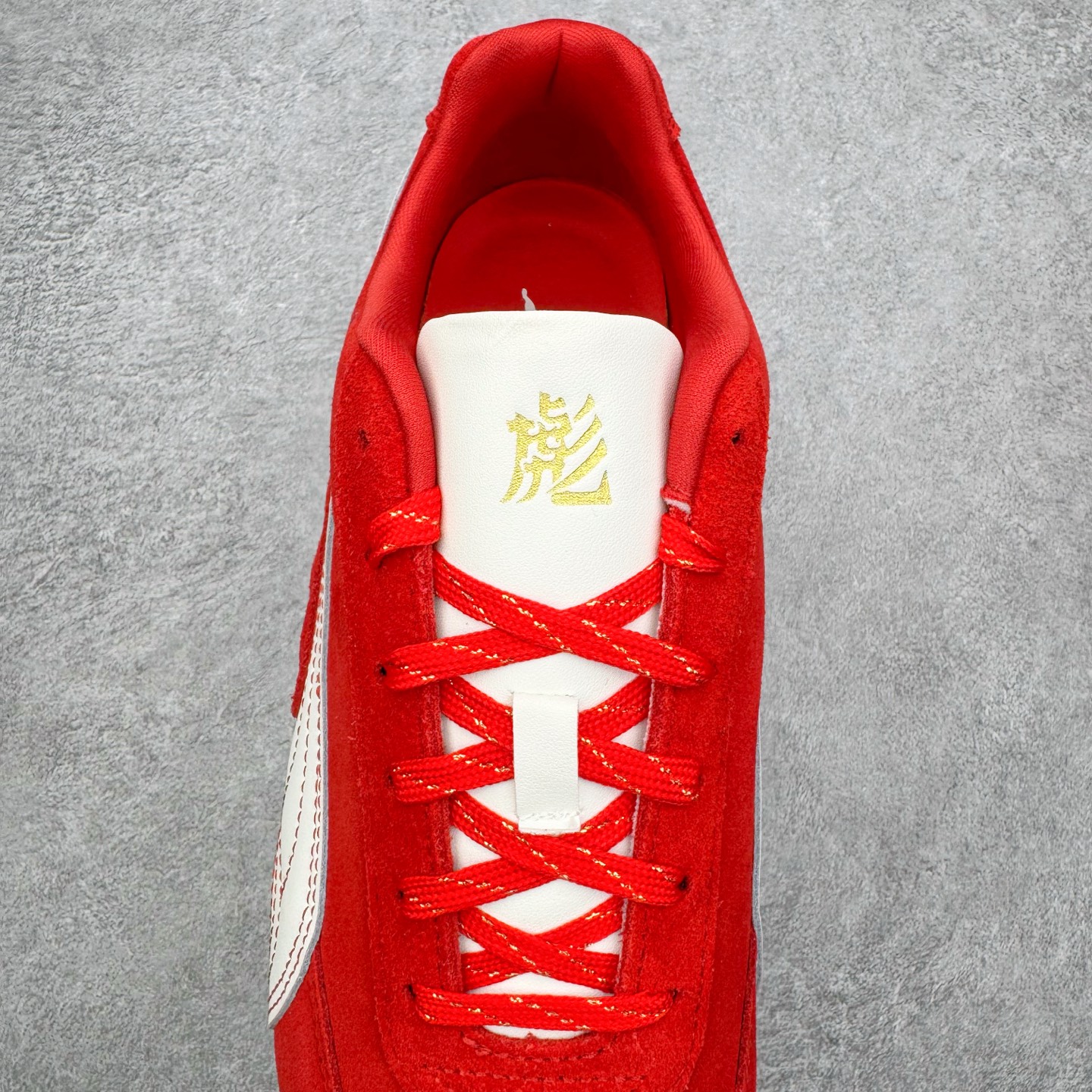 图片[5]-＃CS纯原 PUMA Speedca OG 彪马极速赛车系列低帮德训风拼接复古百搭休闲运动赛车鞋 鞋款从80、90年代赛车手所穿的防火赛车鞋为原型，鞋身线条模仿了赛车的流线廓形，体现了空气动力学原理的结构。简约流畅的外观，恰好又和贯穿其中的Formstrip Logo融合恰到好处，视觉上细节丰富且协调。本次Speedcat OG鞋款归来，最大看点自然式保留了窄版鞋型以及薄底构造。这两年各品牌鞋底越做越厚，Speedcat反其道而行之，上脚几乎无鞋底的效果带来耳目一新的视觉体验。鞋面依旧是以质感细腻的麂皮材质打造，并且大面积近乎全包裹的使用，复古味道也愈发浓烈。配色上更是将最原始的黑色和红色带回，向F1赛车队的标志性队服致敬。相信让各位一眼种草的更多是出挑的大红色，上脚即可瞬间点亮整体造型，在以球鞋为核心的OOTD中脱颖而出。而另一款黑色则是低调的万金油，彰显新潮个性的同时又不喧宾夺主，也是热爱简约系穿搭朋友的首选。 尺码：35.5 36 37 37.5 38 38.5 39 40 40.5 41 42 42.5 43 44 44.5 45-选品中心