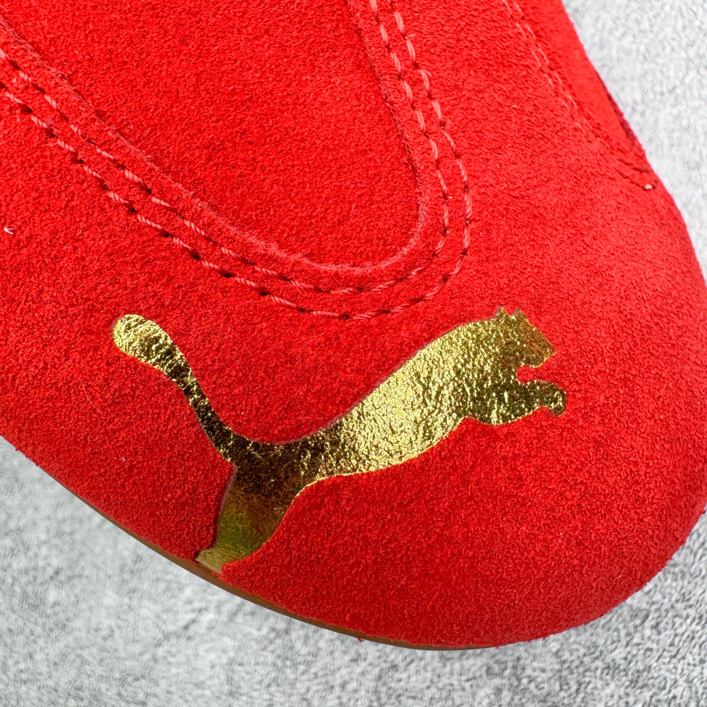 图片[15]-＃CS纯原 PUMA Speedca OG 彪马极速赛车系列低帮德训风拼接复古百搭休闲运动赛车鞋 鞋款从80、90年代赛车手所穿的防火赛车鞋为原型，鞋身线条模仿了赛车的流线廓形，体现了空气动力学原理的结构。简约流畅的外观，恰好又和贯穿其中的Formstrip Logo融合恰到好处，视觉上细节丰富且协调。本次Speedcat OG鞋款归来，最大看点自然式保留了窄版鞋型以及薄底构造。这两年各品牌鞋底越做越厚，Speedcat反其道而行之，上脚几乎无鞋底的效果带来耳目一新的视觉体验。鞋面依旧是以质感细腻的麂皮材质打造，并且大面积近乎全包裹的使用，复古味道也愈发浓烈。配色上更是将最原始的黑色和红色带回，向F1赛车队的标志性队服致敬。相信让各位一眼种草的更多是出挑的大红色，上脚即可瞬间点亮整体造型，在以球鞋为核心的OOTD中脱颖而出。而另一款黑色则是低调的万金油，彰显新潮个性的同时又不喧宾夺主，也是热爱简约系穿搭朋友的首选。 尺码：35.5 36 37 37.5 38 38.5 39 40 40.5 41 42 42.5 43 44 44.5 45-选品中心