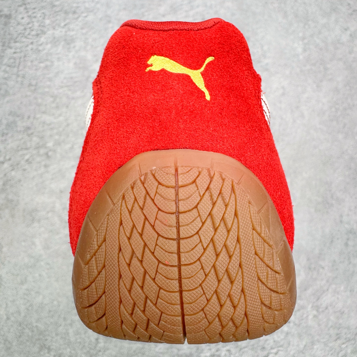 图片[8]-＃CS纯原 PUMA Speedca OG 彪马极速赛车系列低帮德训风拼接复古百搭休闲运动赛车鞋 鞋款从80、90年代赛车手所穿的防火赛车鞋为原型，鞋身线条模仿了赛车的流线廓形，体现了空气动力学原理的结构。简约流畅的外观，恰好又和贯穿其中的Formstrip Logo融合恰到好处，视觉上细节丰富且协调。本次Speedcat OG鞋款归来，最大看点自然式保留了窄版鞋型以及薄底构造。这两年各品牌鞋底越做越厚，Speedcat反其道而行之，上脚几乎无鞋底的效果带来耳目一新的视觉体验。鞋面依旧是以质感细腻的麂皮材质打造，并且大面积近乎全包裹的使用，复古味道也愈发浓烈。配色上更是将最原始的黑色和红色带回，向F1赛车队的标志性队服致敬。相信让各位一眼种草的更多是出挑的大红色，上脚即可瞬间点亮整体造型，在以球鞋为核心的OOTD中脱颖而出。而另一款黑色则是低调的万金油，彰显新潮个性的同时又不喧宾夺主，也是热爱简约系穿搭朋友的首选。 尺码：35.5 36 37 37.5 38 38.5 39 40 40.5 41 42 42.5 43 44 44.5 45-选品中心