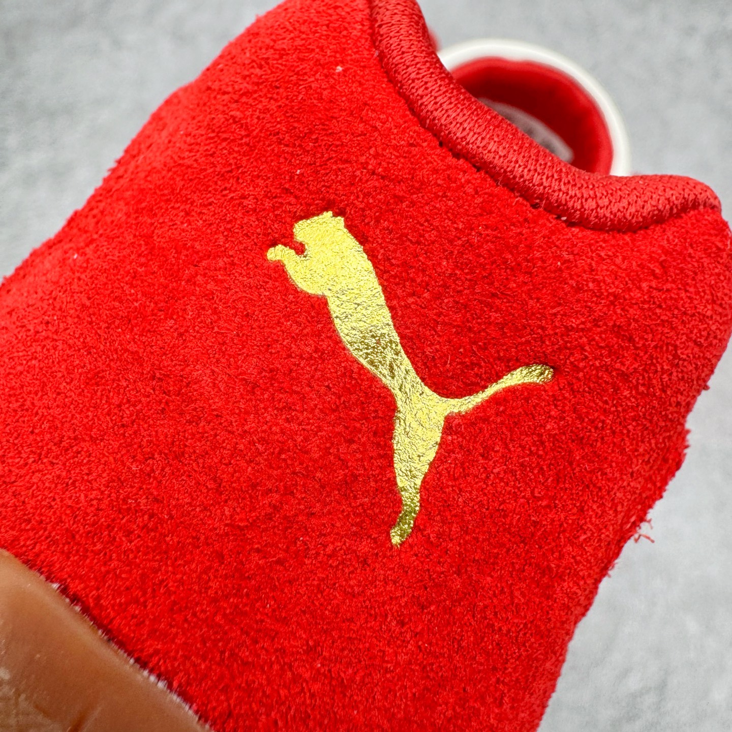 图片[17]-＃CS纯原 PUMA Speedca OG 彪马极速赛车系列低帮德训风拼接复古百搭休闲运动赛车鞋 鞋款从80、90年代赛车手所穿的防火赛车鞋为原型，鞋身线条模仿了赛车的流线廓形，体现了空气动力学原理的结构。简约流畅的外观，恰好又和贯穿其中的Formstrip Logo融合恰到好处，视觉上细节丰富且协调。本次Speedcat OG鞋款归来，最大看点自然式保留了窄版鞋型以及薄底构造。这两年各品牌鞋底越做越厚，Speedcat反其道而行之，上脚几乎无鞋底的效果带来耳目一新的视觉体验。鞋面依旧是以质感细腻的麂皮材质打造，并且大面积近乎全包裹的使用，复古味道也愈发浓烈。配色上更是将最原始的黑色和红色带回，向F1赛车队的标志性队服致敬。相信让各位一眼种草的更多是出挑的大红色，上脚即可瞬间点亮整体造型，在以球鞋为核心的OOTD中脱颖而出。而另一款黑色则是低调的万金油，彰显新潮个性的同时又不喧宾夺主，也是热爱简约系穿搭朋友的首选。 尺码：35.5 36 37 37.5 38 38.5 39 40 40.5 41 42 42.5 43 44 44.5 45-选品中心