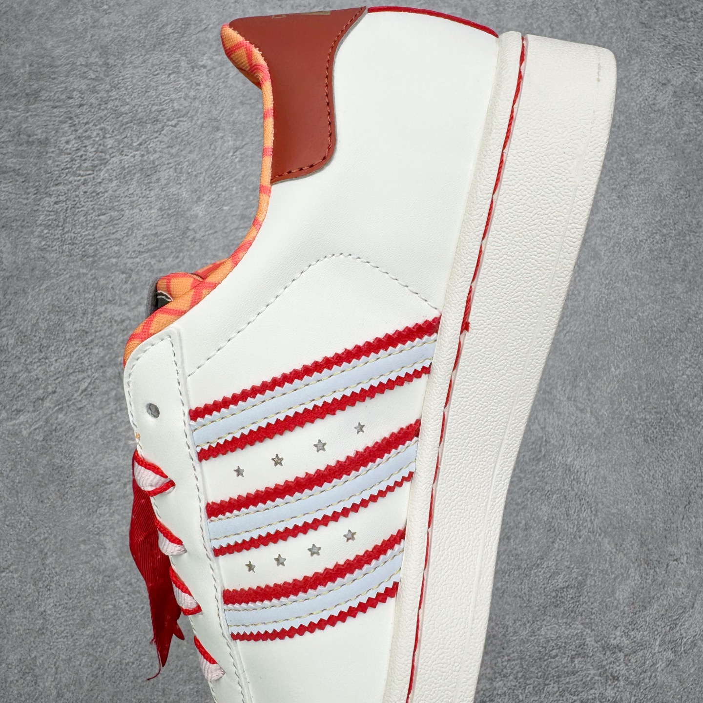 图片[7]-＃XP纯原套现福利 AD Originals Superstar 经典复古贝壳头板鞋 KK4472 诞生于1969年 是第一双将全皮面鞋 身与橡胶鞋头结合在一起的低帮篮球鞋 Superstar最开始 是作为高帮篮球鞋Pro Model的低帮版本而出现的 但因为其独特和醒目的橡胶鞋头造型而让大家熟知 被大家形象地称为\\\”shelltoe\\\”贝壳头 在70年代的美国职业篮球场上 接近3/4的NBA球员都将这双Superstar作为场上用鞋 80年代之后 经过不断的改良和发展 Superstar逐渐成为横跨时装、音乐、街头文化、休闲和运动等各大领域的时尚潮鞋 尺码：36 36.5 37 38 38.5 39 40 40.5 41 42 42.5 43 44 44.5 45-选品中心