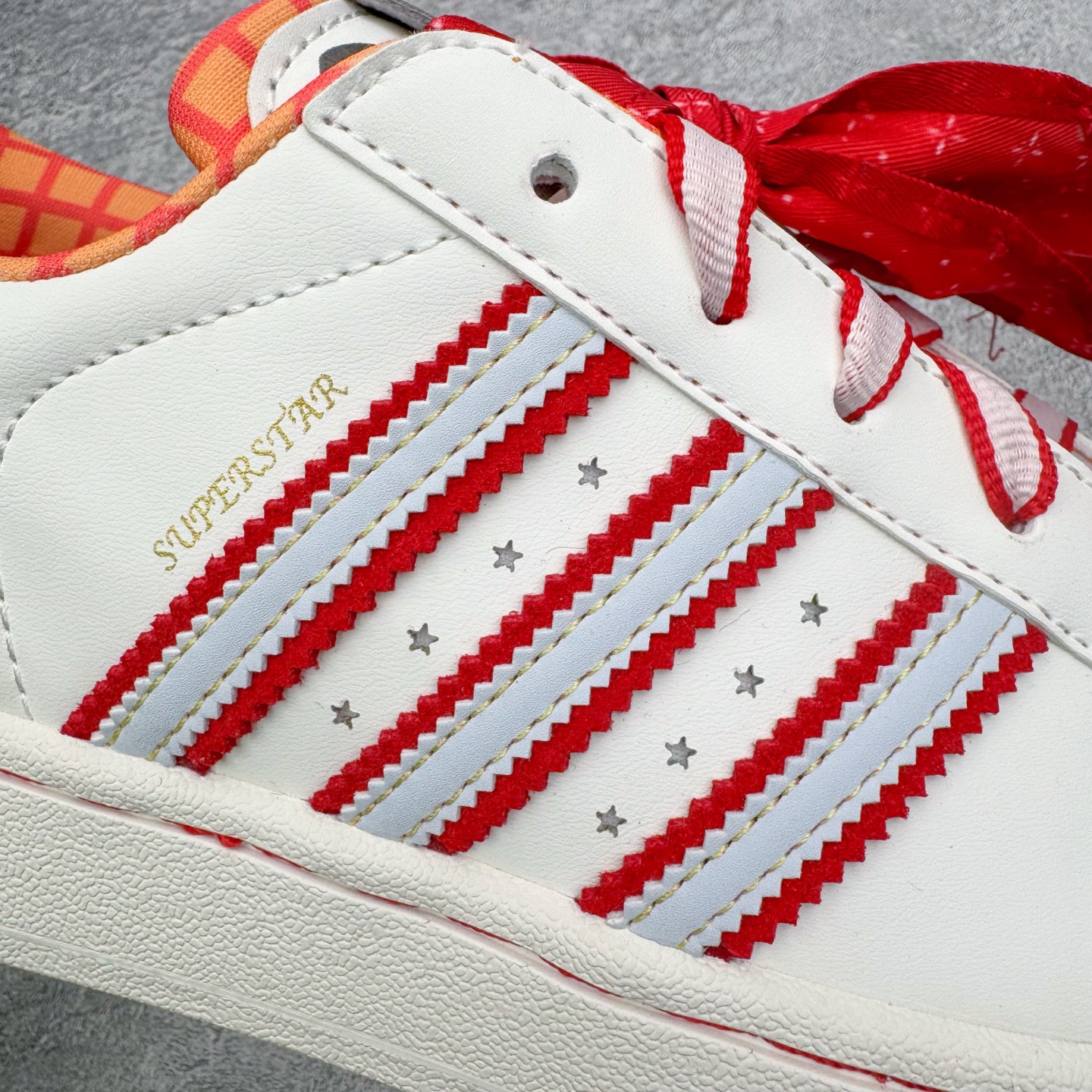 图片[11]-＃XP纯原套现福利 AD Originals Superstar 经典复古贝壳头板鞋 KK4472 诞生于1969年 是第一双将全皮面鞋 身与橡胶鞋头结合在一起的低帮篮球鞋 Superstar最开始 是作为高帮篮球鞋Pro Model的低帮版本而出现的 但因为其独特和醒目的橡胶鞋头造型而让大家熟知 被大家形象地称为\\\”shelltoe\\\”贝壳头 在70年代的美国职业篮球场上 接近3/4的NBA球员都将这双Superstar作为场上用鞋 80年代之后 经过不断的改良和发展 Superstar逐渐成为横跨时装、音乐、街头文化、休闲和运动等各大领域的时尚潮鞋 尺码：36 36.5 37 38 38.5 39 40 40.5 41 42 42.5 43 44 44.5 45-选品中心