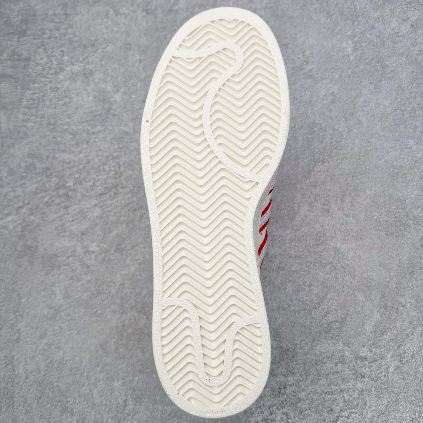 图片[9]-＃XP纯原套现福利 AD Originals Superstar 经典复古贝壳头板鞋 KK4472 诞生于1969年 是第一双将全皮面鞋 身与橡胶鞋头结合在一起的低帮篮球鞋 Superstar最开始 是作为高帮篮球鞋Pro Model的低帮版本而出现的 但因为其独特和醒目的橡胶鞋头造型而让大家熟知 被大家形象地称为\\\”shelltoe\\\”贝壳头 在70年代的美国职业篮球场上 接近3/4的NBA球员都将这双Superstar作为场上用鞋 80年代之后 经过不断的改良和发展 Superstar逐渐成为横跨时装、音乐、街头文化、休闲和运动等各大领域的时尚潮鞋 尺码：36 36.5 37 38 38.5 39 40 40.5 41 42 42.5 43 44 44.5 45-选品中心