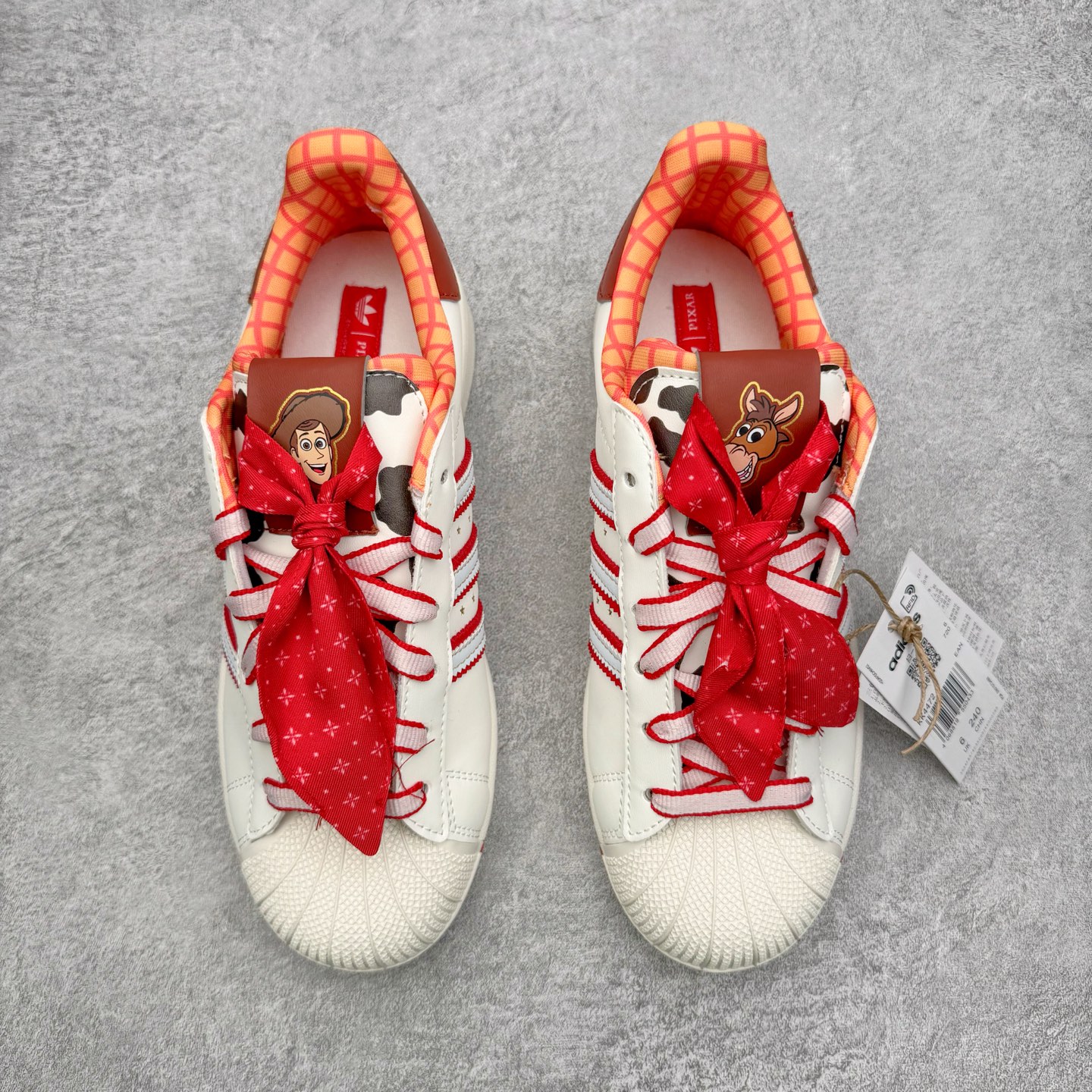 图片[2]-＃XP纯原套现福利 AD Originals Superstar 经典复古贝壳头板鞋 KK4472 诞生于1969年 是第一双将全皮面鞋 身与橡胶鞋头结合在一起的低帮篮球鞋 Superstar最开始 是作为高帮篮球鞋Pro Model的低帮版本而出现的 但因为其独特和醒目的橡胶鞋头造型而让大家熟知 被大家形象地称为\\\”shelltoe\\\”贝壳头 在70年代的美国职业篮球场上 接近3/4的NBA球员都将这双Superstar作为场上用鞋 80年代之后 经过不断的改良和发展 Superstar逐渐成为横跨时装、音乐、街头文化、休闲和运动等各大领域的时尚潮鞋 尺码：36 36.5 37 38 38.5 39 40 40.5 41 42 42.5 43 44 44.5 45-选品中心