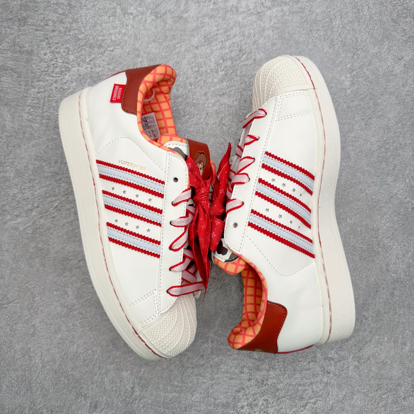 图片[3]-＃XP纯原套现福利 AD Originals Superstar 经典复古贝壳头板鞋 KK4472 诞生于1969年 是第一双将全皮面鞋 身与橡胶鞋头结合在一起的低帮篮球鞋 Superstar最开始 是作为高帮篮球鞋Pro Model的低帮版本而出现的 但因为其独特和醒目的橡胶鞋头造型而让大家熟知 被大家形象地称为\\\”shelltoe\\\”贝壳头 在70年代的美国职业篮球场上 接近3/4的NBA球员都将这双Superstar作为场上用鞋 80年代之后 经过不断的改良和发展 Superstar逐渐成为横跨时装、音乐、街头文化、休闲和运动等各大领域的时尚潮鞋 尺码：36 36.5 37 38 38.5 39 40 40.5 41 42 42.5 43 44 44.5 45-选品中心